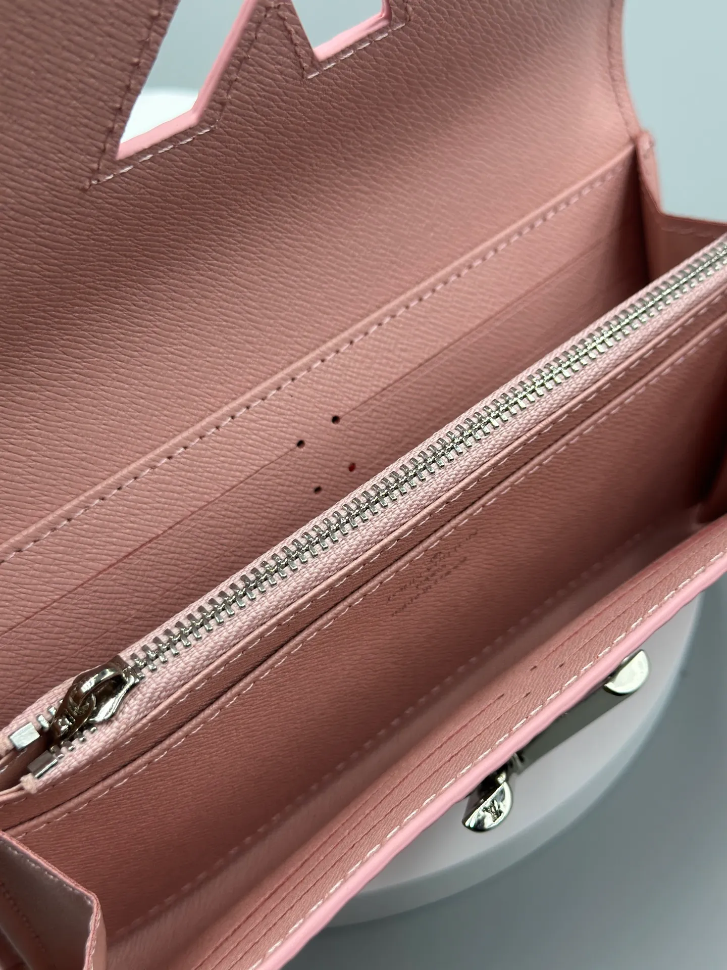 P160 M61179 is made of Epi leather, which combines smart and practical design with a high sense of fashion to create a unique style. The LV Twist wallet adopts a twist lock design, turning the L into a V by crossing your fingers. The multiple pocket design makes this wallet both playful and practical. Dimensions: 19.0x 10.5x 2.5 cm,