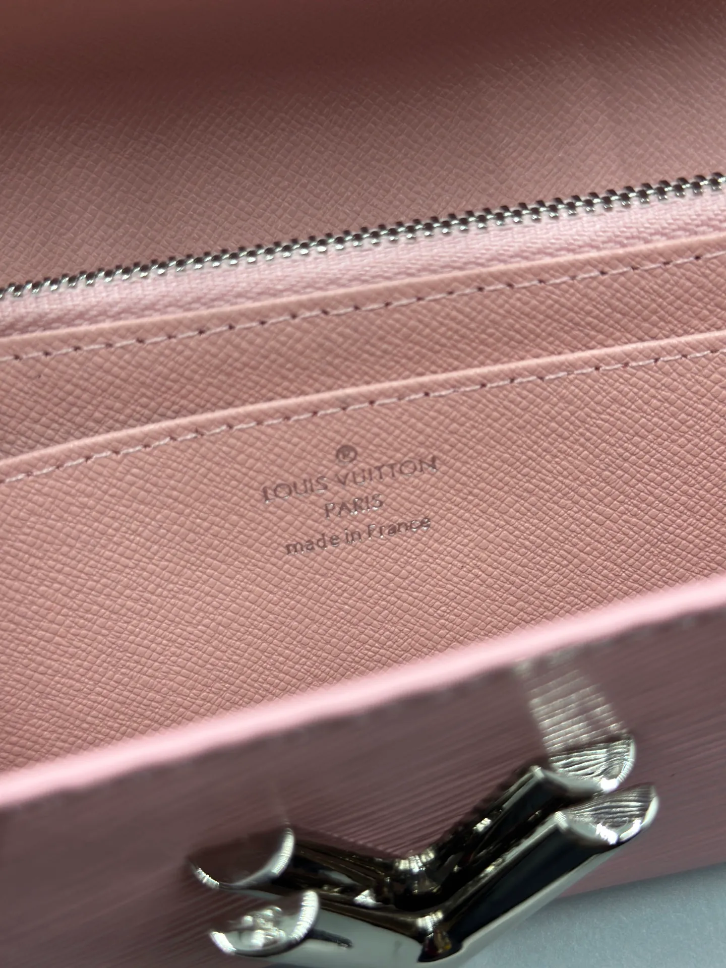 P160 M61179 is made of Epi leather, which combines smart and practical design with a high sense of fashion to create a unique style. The LV Twist wallet adopts a twist lock design, turning the L into a V by crossing your fingers. The multiple pocket design makes this wallet both playful and practical. Dimensions: 19.0x 10.5x 2.5 cm,