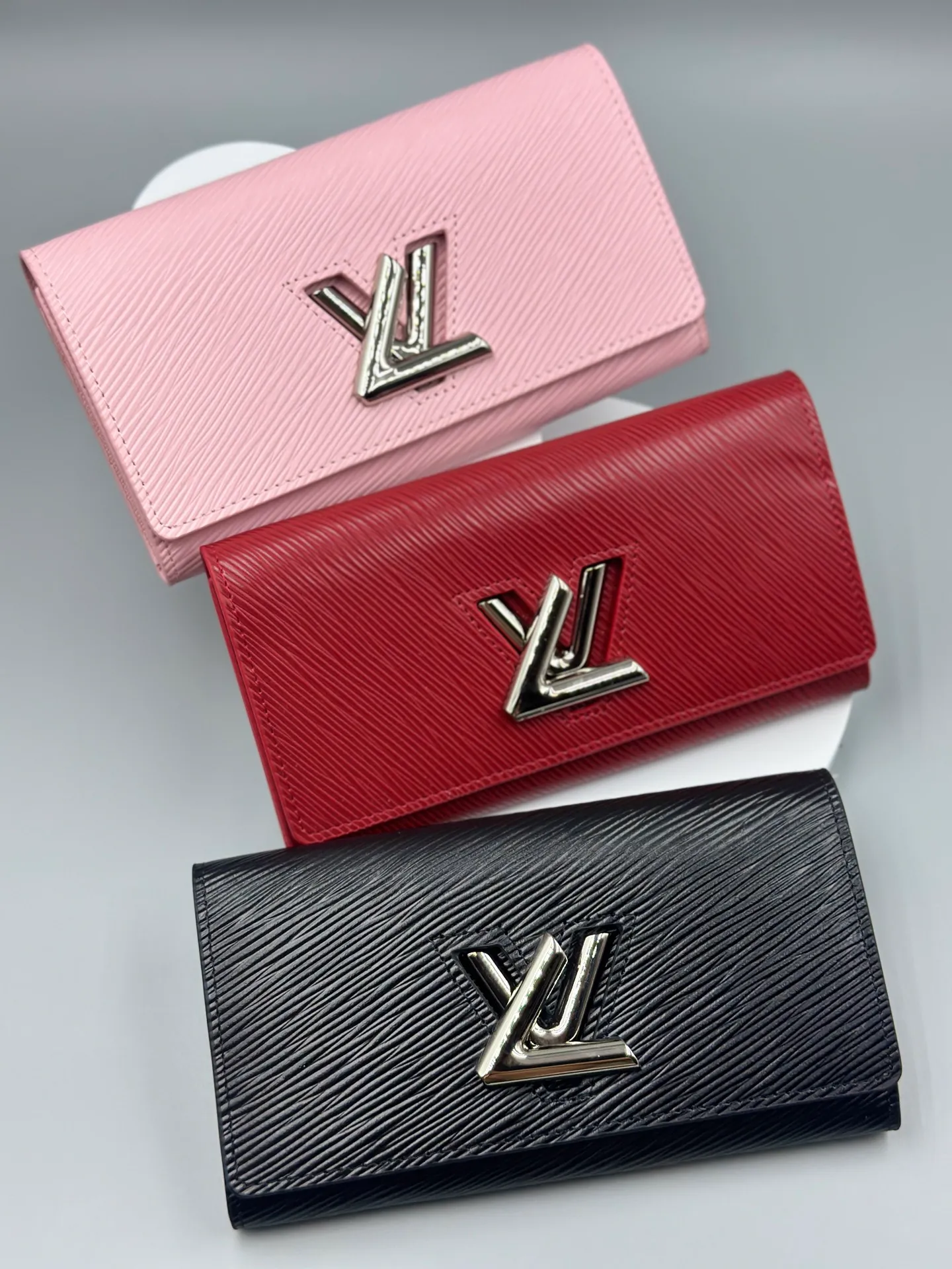 P160 M61179 is made of Epi leather, which combines smart and practical design with a high sense of fashion to create a unique style. The LV Twist wallet adopts a twist lock design, turning the L into a V by crossing your fingers. The multiple pocket design makes this wallet both playful and practical. Dimensions: 19.0x 10.5x 2.5 cm,