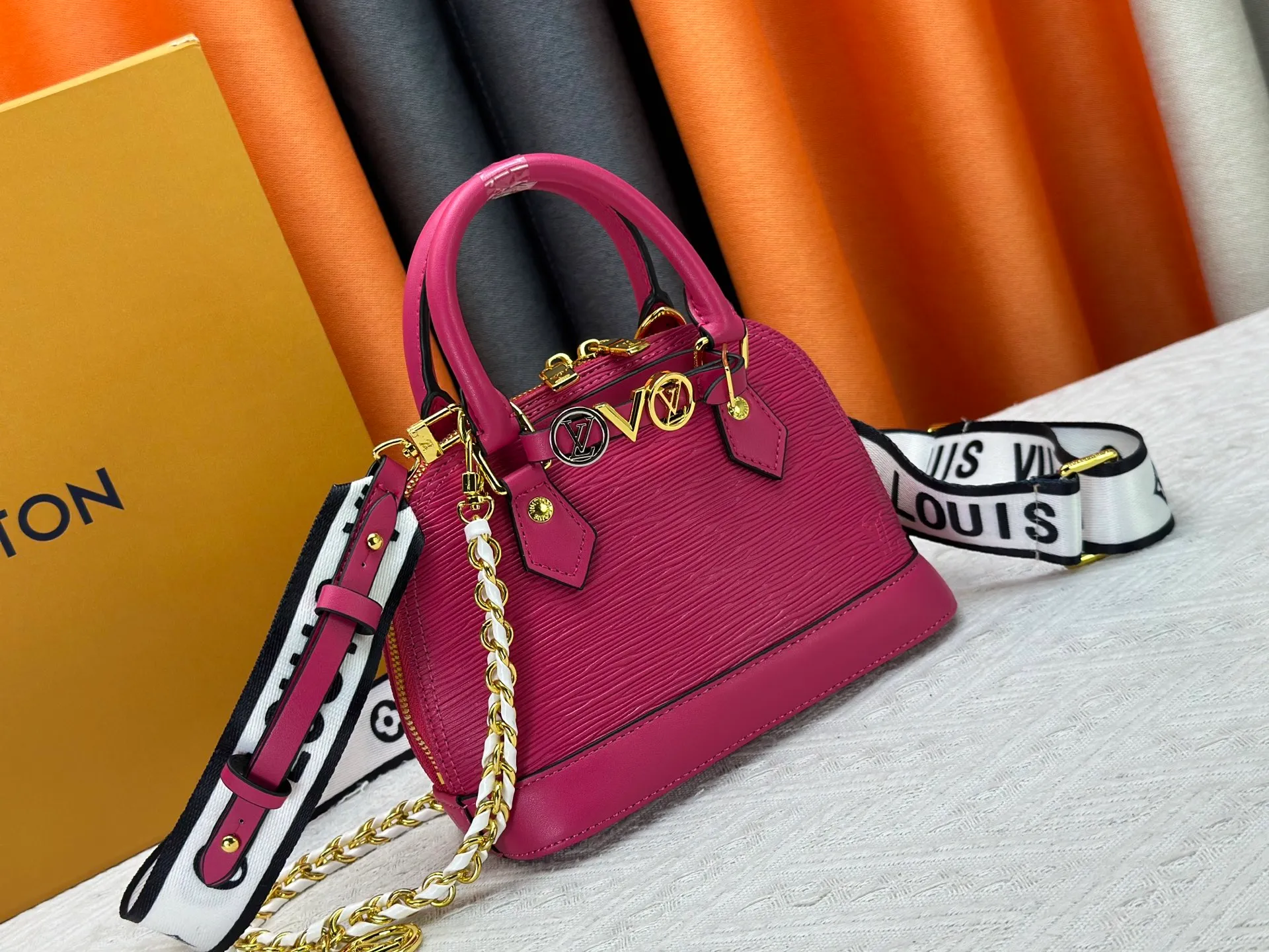 P300 upgraded version [Official latest model] K00015 M25529 M14933 M53152 M13416 M82717 [Alma Mini LV&I] The LV&I series launches this customizable kit, featuring the iconic Alma in an exclusive mini size. Designed to create a personalized handbag that is unique to the wearer, there are seven styles to choose from, available in a range of colors and finishes. Next, choose a strap or chain before choosing add-ons like a mirrored name tag or a functional hair clip. Finally, three sliding charms are included, ranging from the iconic padlock to the colorful Vivienne mascot.  Dimensions: 18 x 12 x 8 cm