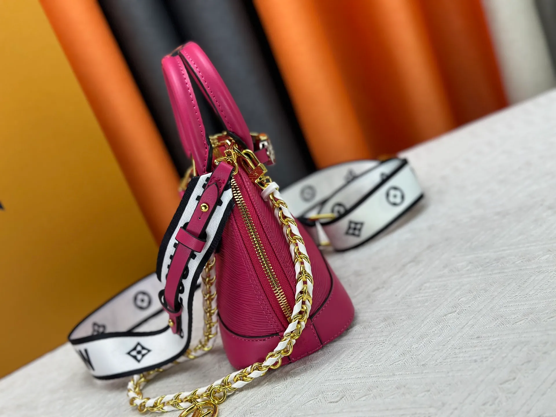 P300 upgraded version [Official latest model] K00015 M25529 M14933 M53152 M13416 M82717 [Alma Mini LV&I] The LV&I series launches this customizable kit, featuring the iconic Alma in an exclusive mini size. Designed to create a personalized handbag that is unique to the wearer, there are seven styles to choose from, available in a range of colors and finishes. Next, choose a strap or chain before choosing add-ons like a mirrored name tag or a functional hair clip. Finally, three sliding charms are included, ranging from the iconic padlock to the colorful Vivienne mascot.  Dimensions: 18 x 12 x 8 cm