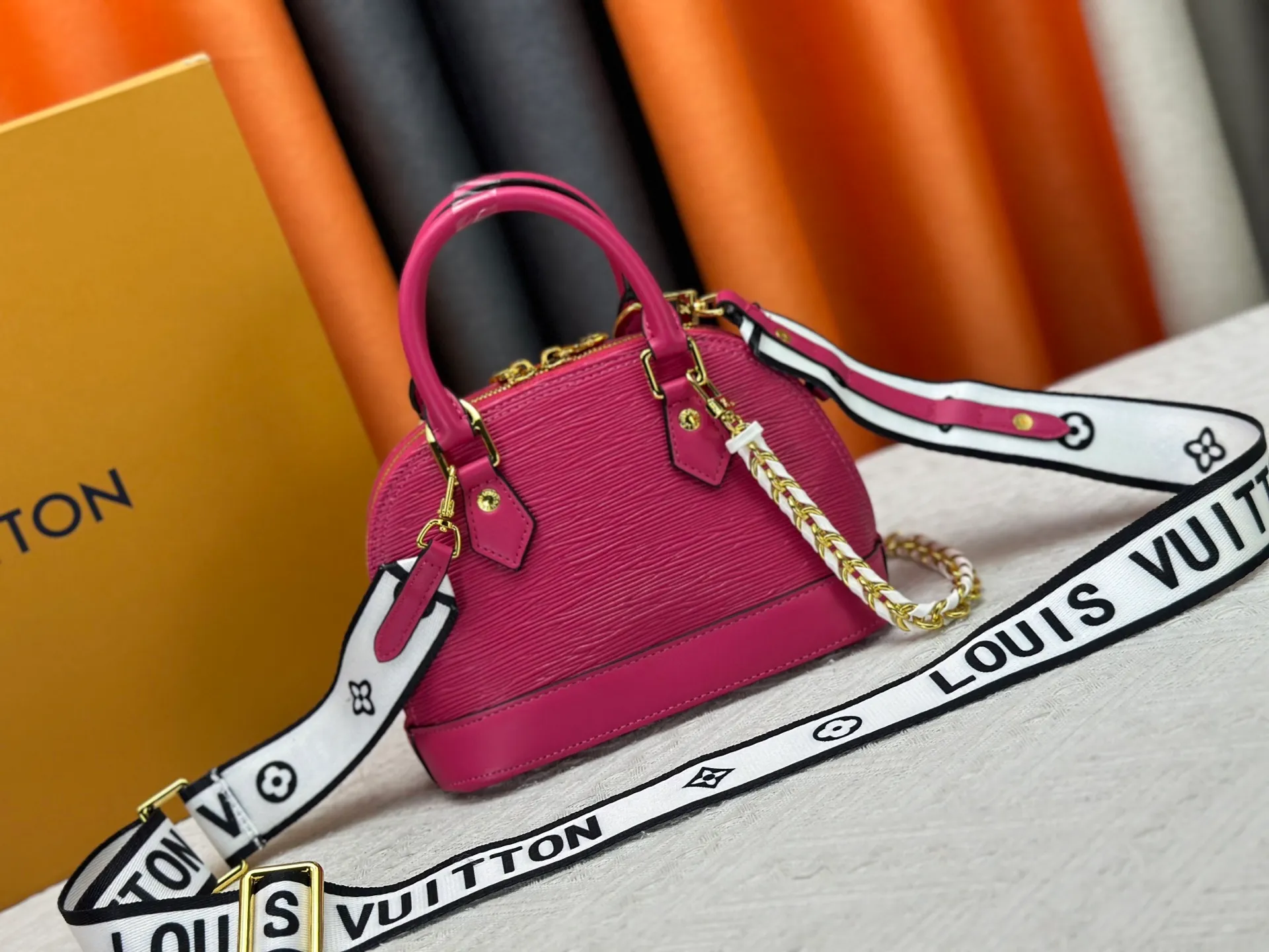 P300 upgraded version [Official latest model] K00015 M25529 M14933 M53152 M13416 M82717 [Alma Mini LV&I] The LV&I series launches this customizable kit, featuring the iconic Alma in an exclusive mini size. Designed to create a personalized handbag that is unique to the wearer, there are seven styles to choose from, available in a range of colors and finishes. Next, choose a strap or chain before choosing add-ons like a mirrored name tag or a functional hair clip. Finally, three sliding charms are included, ranging from the iconic padlock to the colorful Vivienne mascot.  Dimensions: 18 x 12 x 8 cm