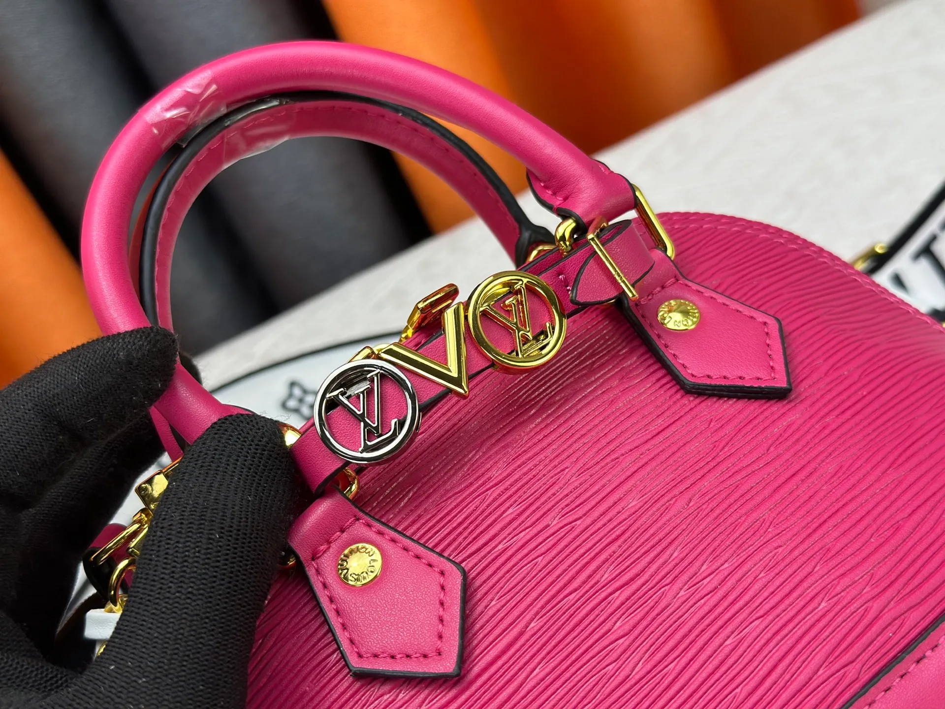 P300 upgraded version [Official latest model] K00015 M25529 M14933 M53152 M13416 M82717 [Alma Mini LV&I] The LV&I series launches this customizable kit, featuring the iconic Alma in an exclusive mini size. Designed to create a personalized handbag that is unique to the wearer, there are seven styles to choose from, available in a range of colors and finishes. Next, choose a strap or chain before choosing add-ons like a mirrored name tag or a functional hair clip. Finally, three sliding charms are included, ranging from the iconic padlock to the colorful Vivienne mascot.  Dimensions: 18 x 12 x 8 cm