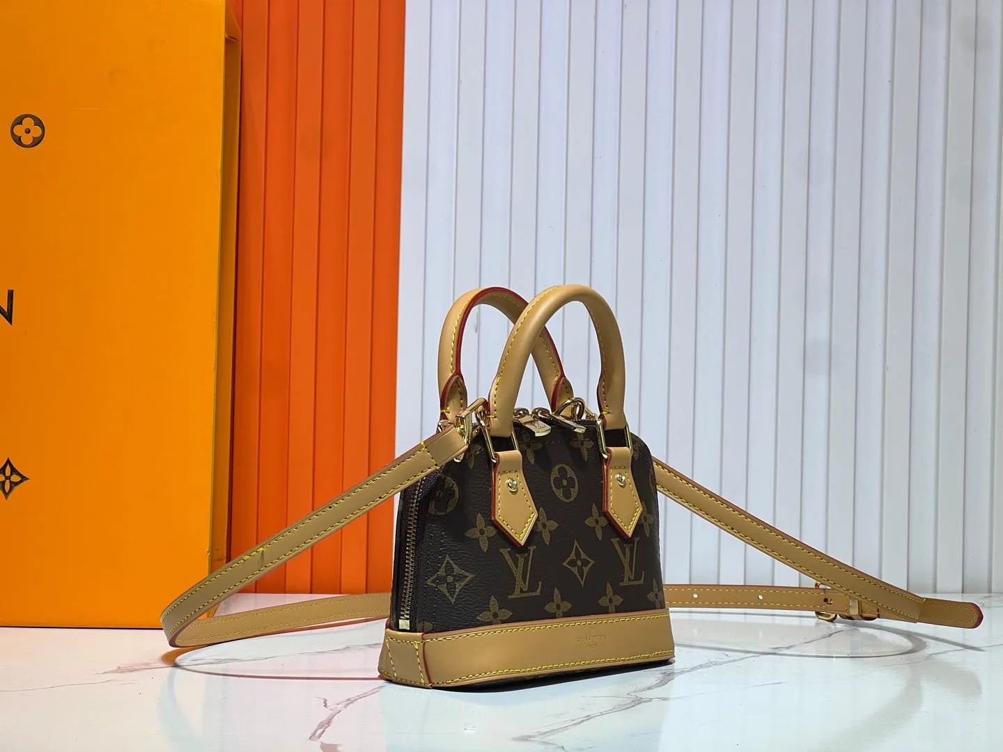 Batch 240💰Upgraded original version [Alma Nano Shell Handbag] M82717 Presbyopia Coffee Grid Mini Shell Bag Series New launch Nano Alma Handbag Reproduces the iconic Alma bag's Nano Alma in a miniature version. Louis Vuitton's signature Monogram canvas material harmonizes with the natural leather upholstery. Expertly crafted items that combine traditional charm with modern functionality. Opening the double zippers reveals an interior design with surprisingly ample storage space. With two leather handles and an adjustable, removable shoulder strap, it can be styled in a variety of ways.  Dimensions: 18 x 12 x 8 cm