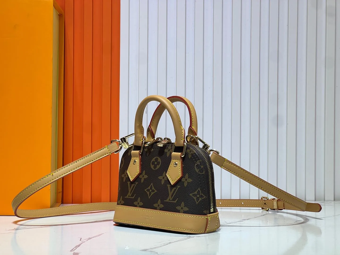 Batch 240💰Upgraded original version [Alma Nano Shell Handbag] M82717 Presbyopia Coffee Grid Mini Shell Bag Series New launch Nano Alma Handbag Reproduces the iconic Alma bag's Nano Alma in a miniature version. Louis Vuitton's signature Monogram canvas material harmonizes with the natural leather upholstery. Expertly crafted items that combine traditional charm with modern functionality. Opening the double zippers reveals an interior design with surprisingly ample storage space. With two leather handles and an adjustable, removable shoulder strap, it can be styled in a variety of ways.  Dimensions: 18 x 12 x 8 cm