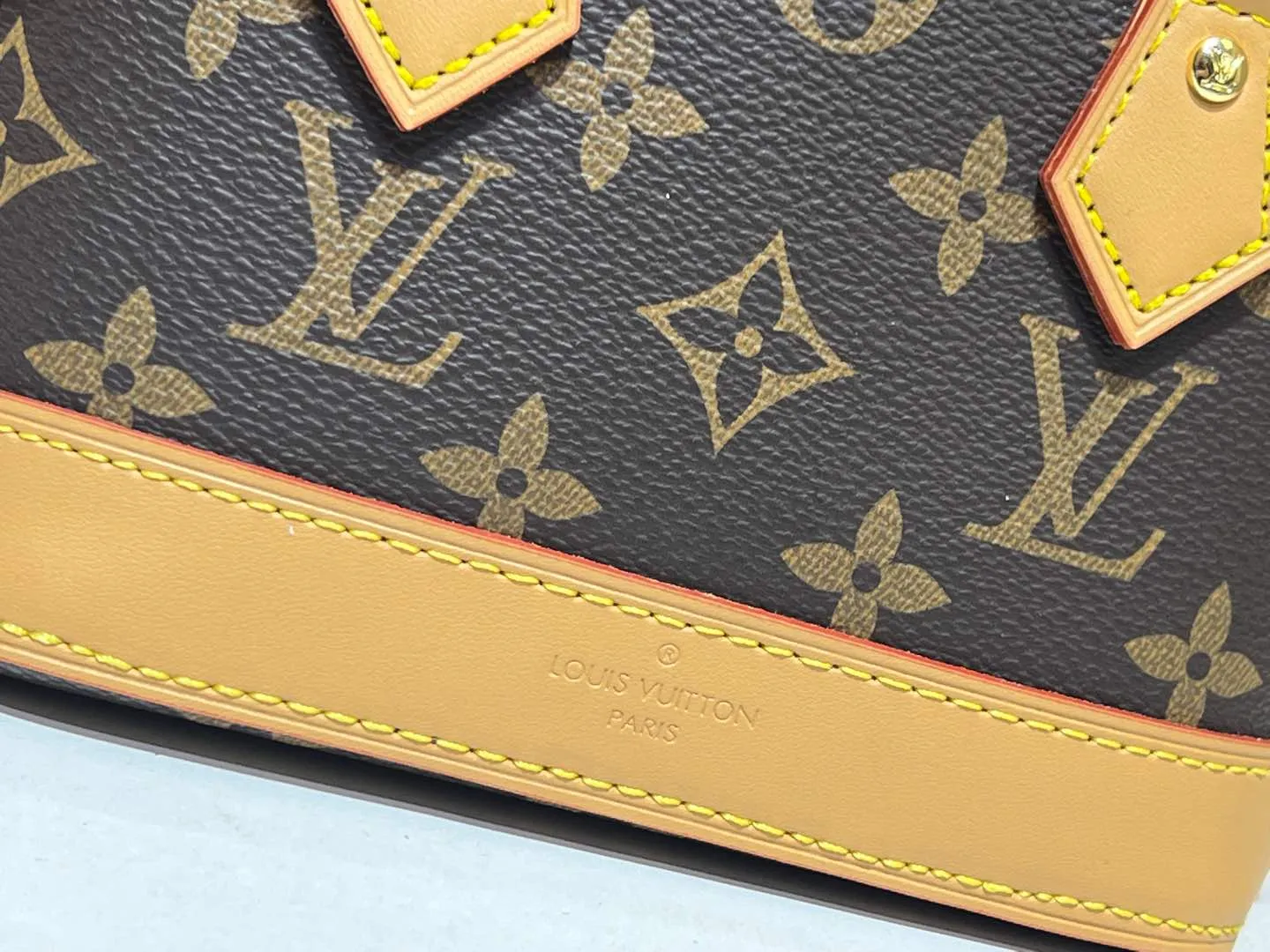 Batch 240💰Upgraded original version [Alma Nano Shell Handbag] M82717 Presbyopia Coffee Grid Mini Shell Bag Series New launch Nano Alma Handbag Reproduces the iconic Alma bag's Nano Alma in a miniature version. Louis Vuitton's signature Monogram canvas material harmonizes with the natural leather upholstery. Expertly crafted items that combine traditional charm with modern functionality. Opening the double zippers reveals an interior design with surprisingly ample storage space. With two leather handles and an adjustable, removable shoulder strap, it can be styled in a variety of ways.  Dimensions: 18 x 12 x 8 cm