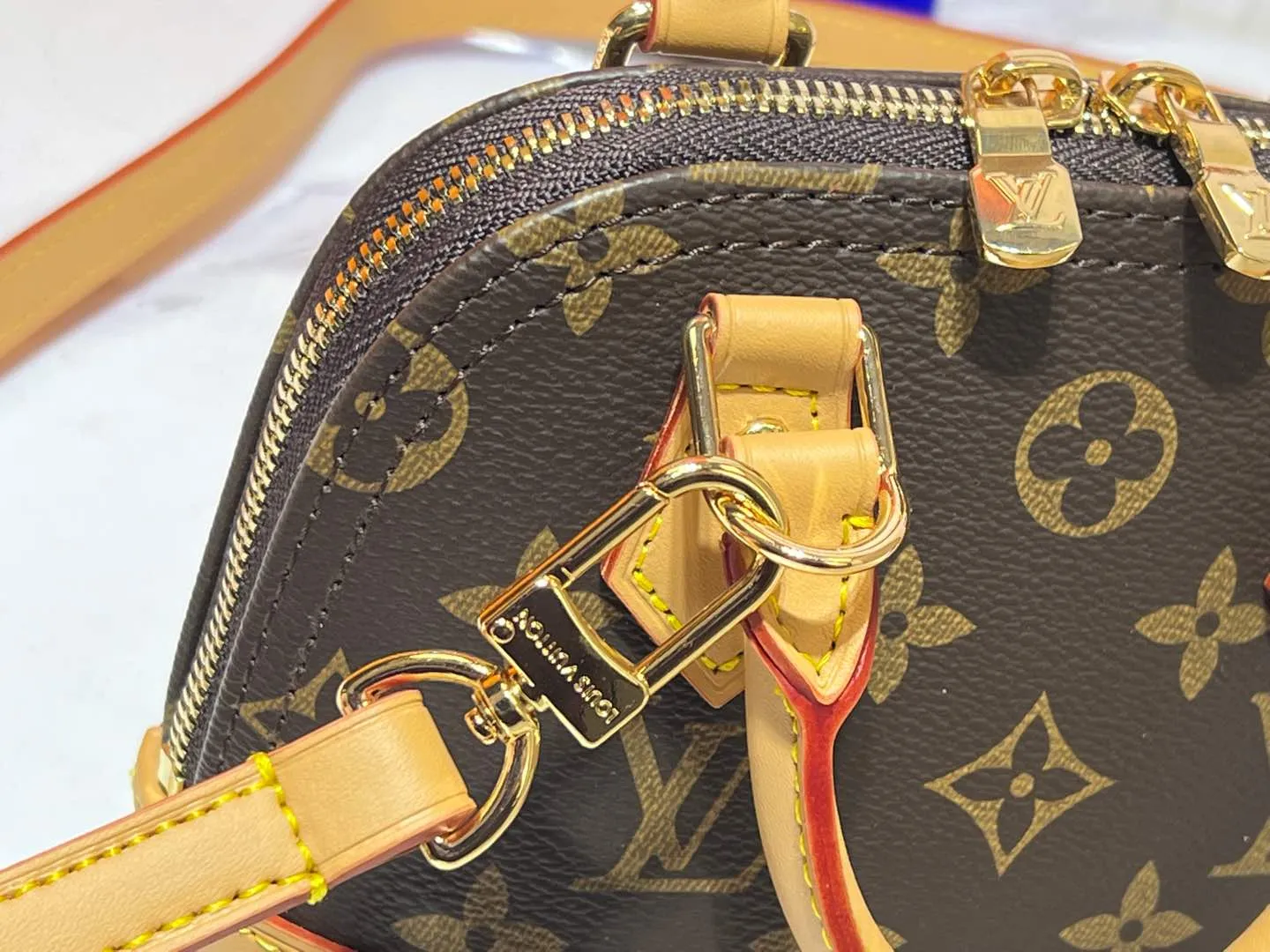 Batch 240💰Upgraded original version [Alma Nano Shell Handbag] M82717 Presbyopia Coffee Grid Mini Shell Bag Series New launch Nano Alma Handbag Reproduces the iconic Alma bag's Nano Alma in a miniature version. Louis Vuitton's signature Monogram canvas material harmonizes with the natural leather upholstery. Expertly crafted items that combine traditional charm with modern functionality. Opening the double zippers reveals an interior design with surprisingly ample storage space. With two leather handles and an adjustable, removable shoulder strap, it can be styled in a variety of ways.  Dimensions: 18 x 12 x 8 cm