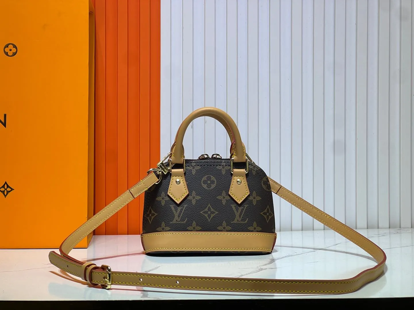 Batch 240💰Upgraded original version [Alma Nano Shell Handbag] M82717 Presbyopia Coffee Grid Mini Shell Bag Series New launch Nano Alma Handbag Reproduces the iconic Alma bag's Nano Alma in a miniature version. Louis Vuitton's signature Monogram canvas material harmonizes with the natural leather upholstery. Expertly crafted items that combine traditional charm with modern functionality. Opening the double zippers reveals an interior design with surprisingly ample storage space. With two leather handles and an adjustable, removable shoulder strap, it can be styled in a variety of ways.  Dimensions: 18 x 12 x 8 cm