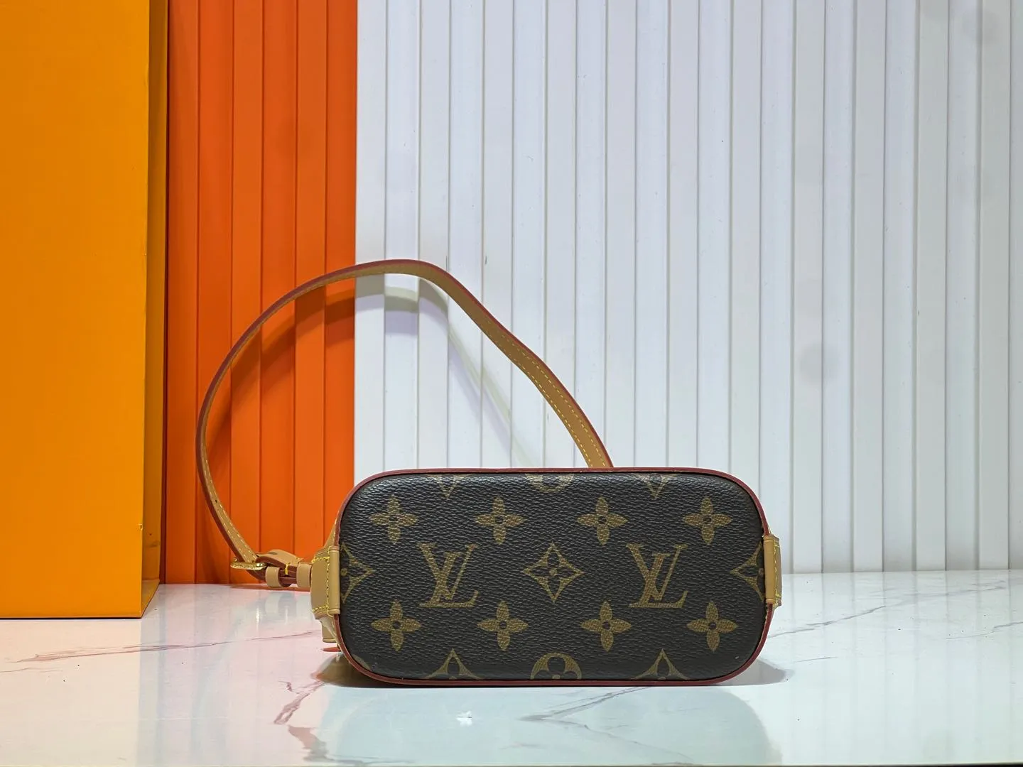 Batch 240💰Upgraded original version [Alma Nano Shell Handbag] M82717 Presbyopia Coffee Grid Mini Shell Bag Series New launch Nano Alma Handbag Reproduces the iconic Alma bag's Nano Alma in a miniature version. Louis Vuitton's signature Monogram canvas material harmonizes with the natural leather upholstery. Expertly crafted items that combine traditional charm with modern functionality. Opening the double zippers reveals an interior design with surprisingly ample storage space. With two leather handles and an adjustable, removable shoulder strap, it can be styled in a variety of ways.  Dimensions: 18 x 12 x 8 cm