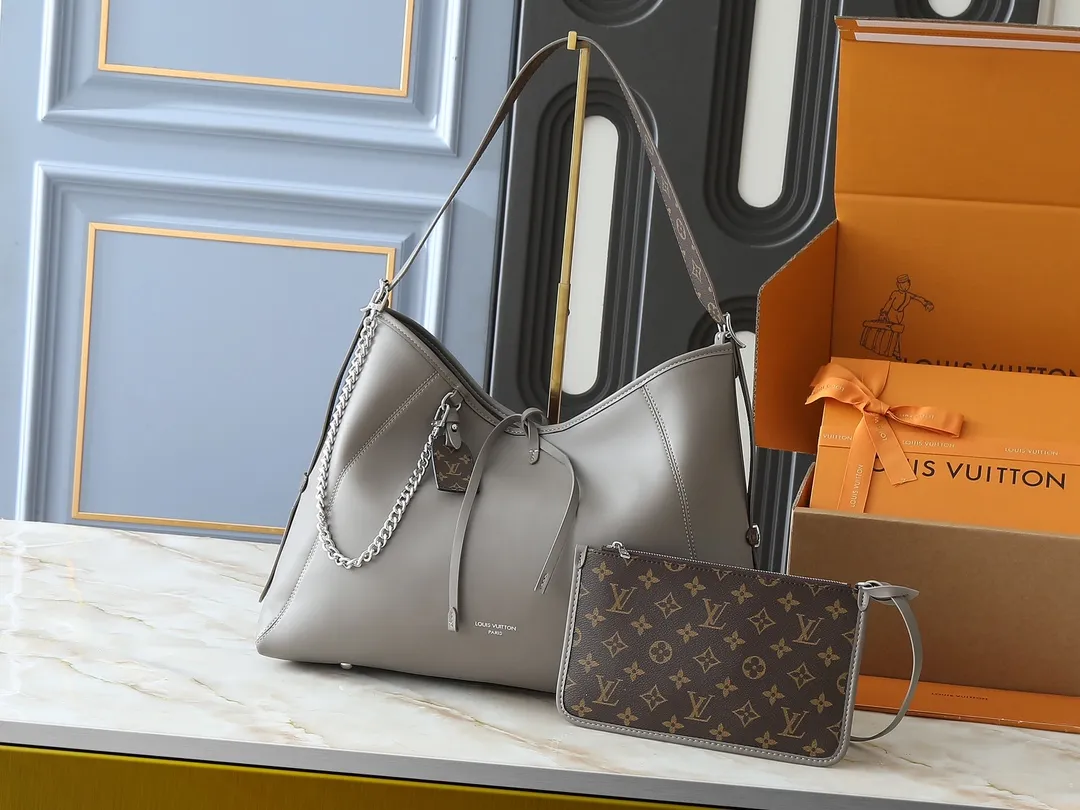 💰280💰Upgraded from the original M25143 M24861 M12583 M12579 M12919 M13105 This CarryAll Dark medium handbag is made of soft sheep leather to create a fashionable and lazy silhouette, adding eye-catching charm to the 2024 spring and summer show style. Polished metal pieces are complemented by a tactile, slightly wrinkled texture. Plenty of space can accommodate a variety of daily necessities, making it a great travel companion. Dimensions: 30 x 15 x 39 cm (height x width x length)
