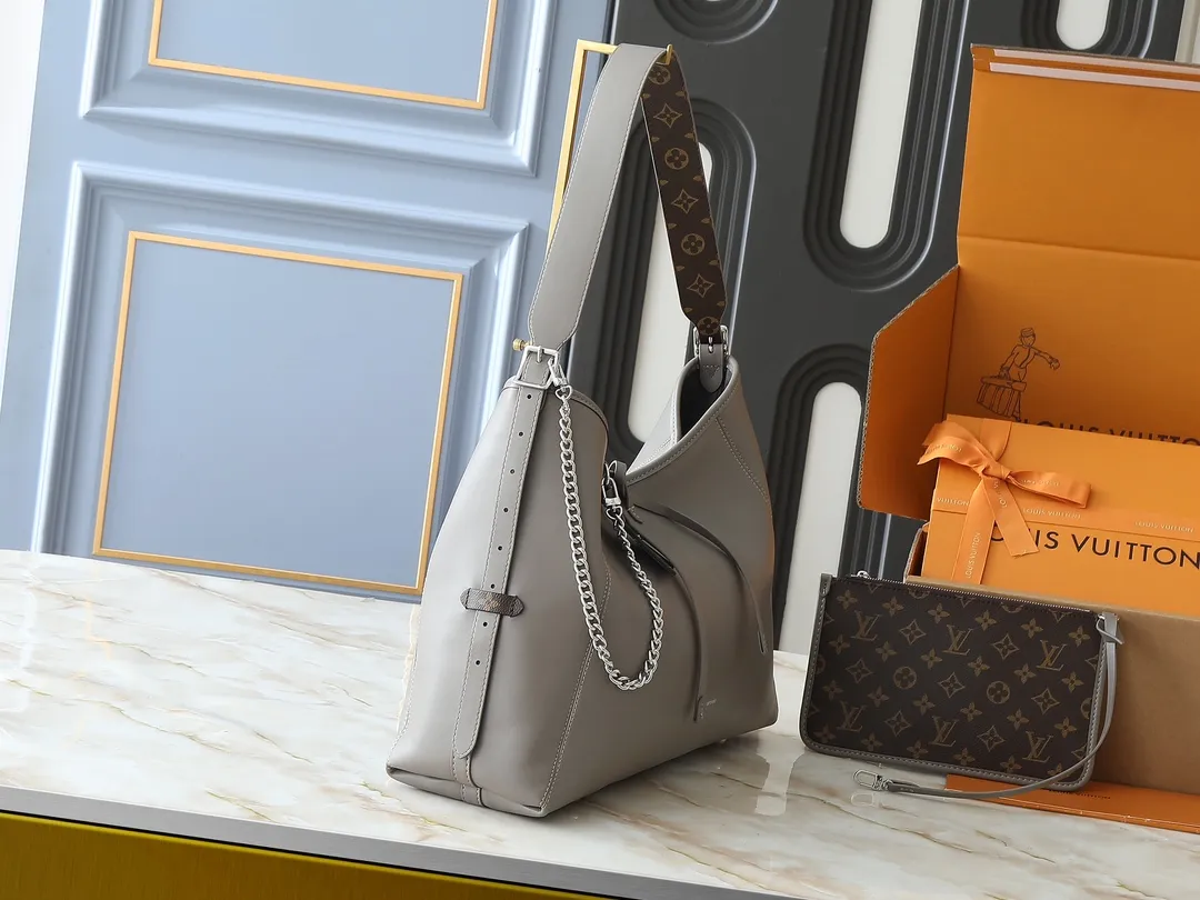 💰280💰Upgraded from the original M25143 M24861 M12583 M12579 M12919 M13105 This CarryAll Dark medium handbag is made of soft sheep leather to create a fashionable and lazy silhouette, adding eye-catching charm to the 2024 spring and summer show style. Polished metal pieces are complemented by a tactile, slightly wrinkled texture. Plenty of space can accommodate a variety of daily necessities, making it a great travel companion. Dimensions: 30 x 15 x 39 cm (height x width x length)