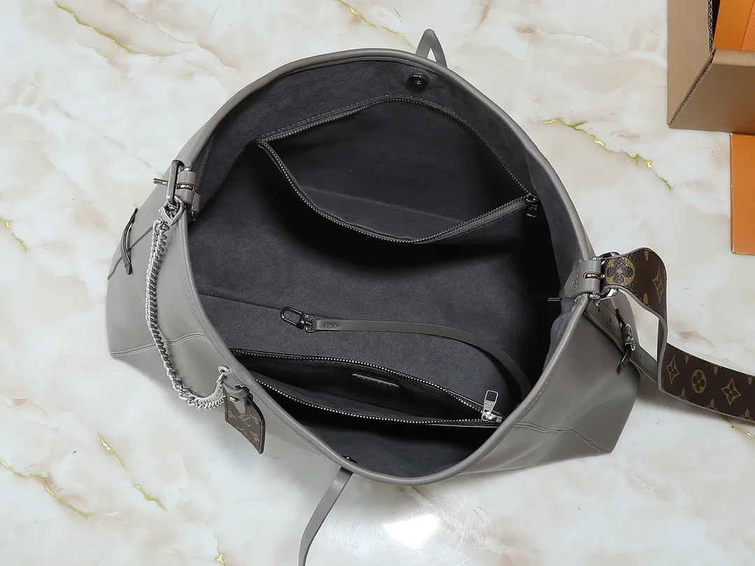 💰280💰Upgraded from the original M25143 M24861 M12583 M12579 M12919 M13105 This CarryAll Dark medium handbag is made of soft sheep leather to create a fashionable and lazy silhouette, adding eye-catching charm to the 2024 spring and summer show style. Polished metal pieces are complemented by a tactile, slightly wrinkled texture. Plenty of space can accommodate a variety of daily necessities, making it a great travel companion. Dimensions: 30 x 15 x 39 cm (height x width x length)