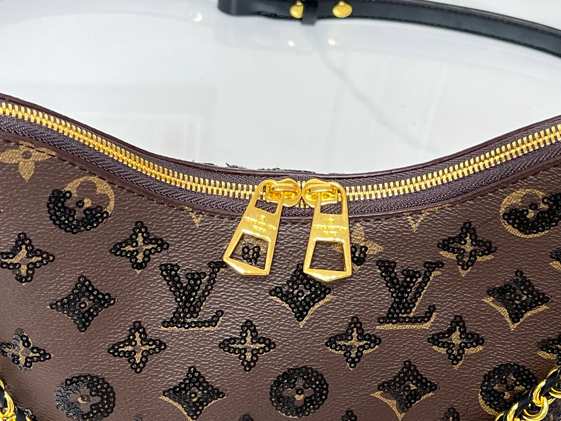 Batch 340💰Upgraded original M13224 M12930 M45832 M45831 Chain bag croissant series KOREA PRE-LAUNCH handbag This season's Boulogne bag uses Monogram Amprent leather material to reinterpret a symbolic design that can be used in multiple ways. Like existing designs made of canvas, various styles of items can be produced. Internal flat pocket that can store large-sized smartphones. A new version with a braided chain woven with gold hardware that creates a high-class and strong atmosphere. 16 x 9.5 x 29 cm.