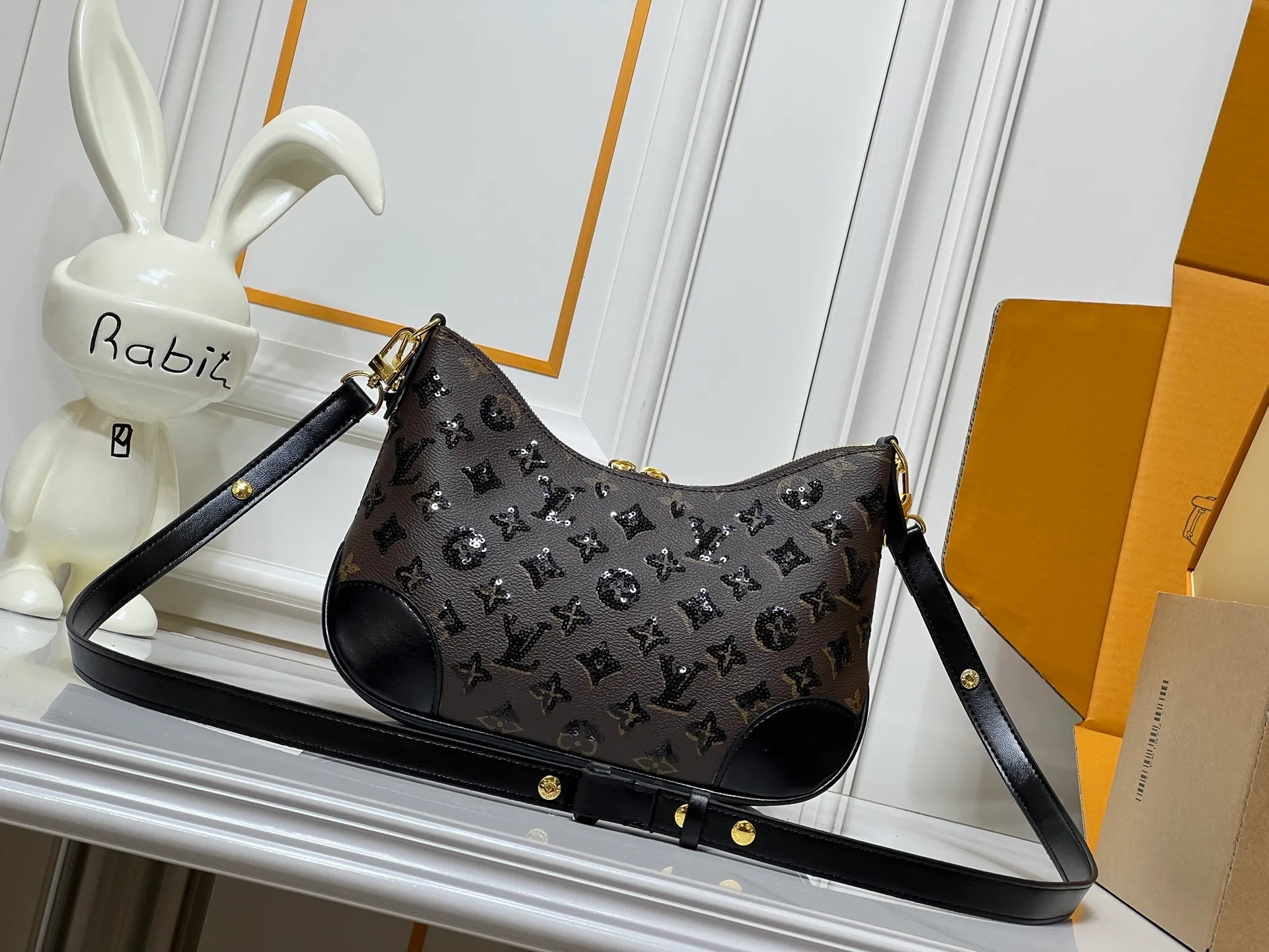Batch 340💰Upgraded original M13224 M12930 M45832 M45831 Chain bag croissant series KOREA PRE-LAUNCH handbag This season's Boulogne bag uses Monogram Amprent leather material to reinterpret a symbolic design that can be used in multiple ways. Like existing designs made of canvas, various styles of items can be produced. Internal flat pocket that can store large-sized smartphones. A new version with a braided chain woven with gold hardware that creates a high-class and strong atmosphere. 16 x 9.5 x 29 cm.