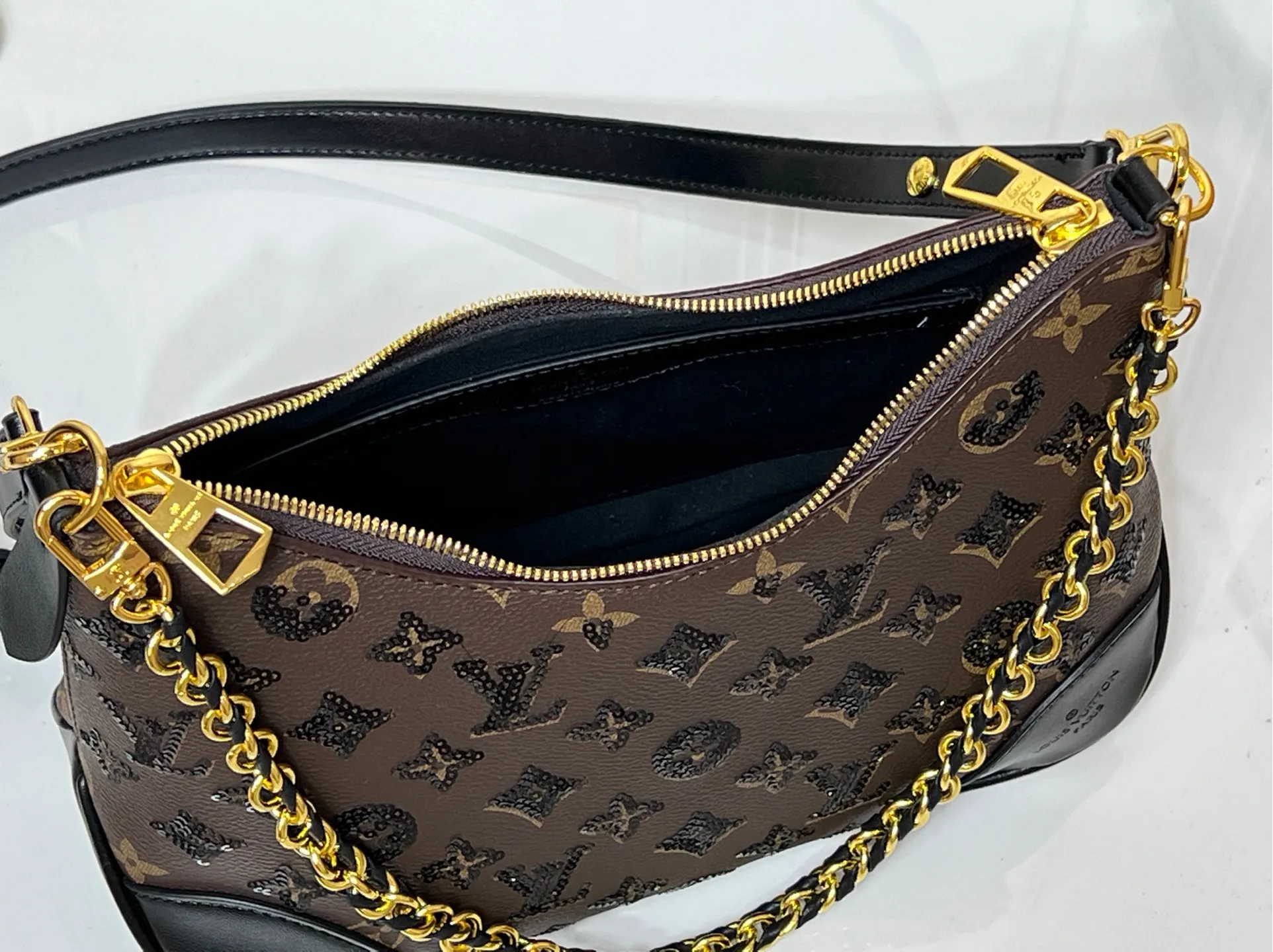 Batch 340💰Upgraded original M13224 M12930 M45832 M45831 Chain bag croissant series KOREA PRE-LAUNCH handbag This season's Boulogne bag uses Monogram Amprent leather material to reinterpret a symbolic design that can be used in multiple ways. Like existing designs made of canvas, various styles of items can be produced. Internal flat pocket that can store large-sized smartphones. A new version with a braided chain woven with gold hardware that creates a high-class and strong atmosphere. 16 x 9.5 x 29 cm.