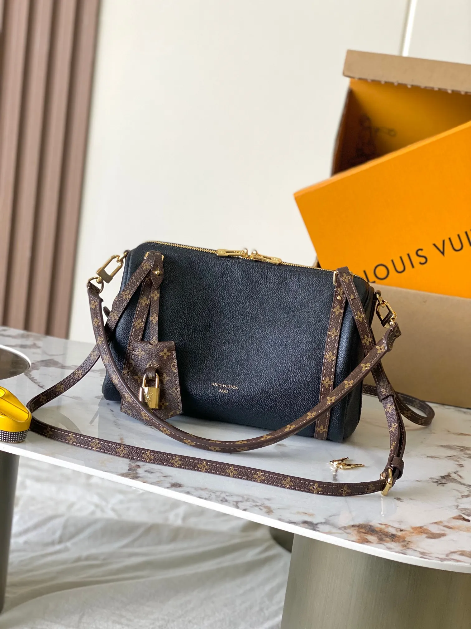 p1900 [Special grade MB original leather] EXPRESS small handbag Model: M26039 black 163C chip version Material: A-grade all-steel hardware, imported original cowhide Packing: full set of original duty-free MB packaging Size: 17*13.5*26CM