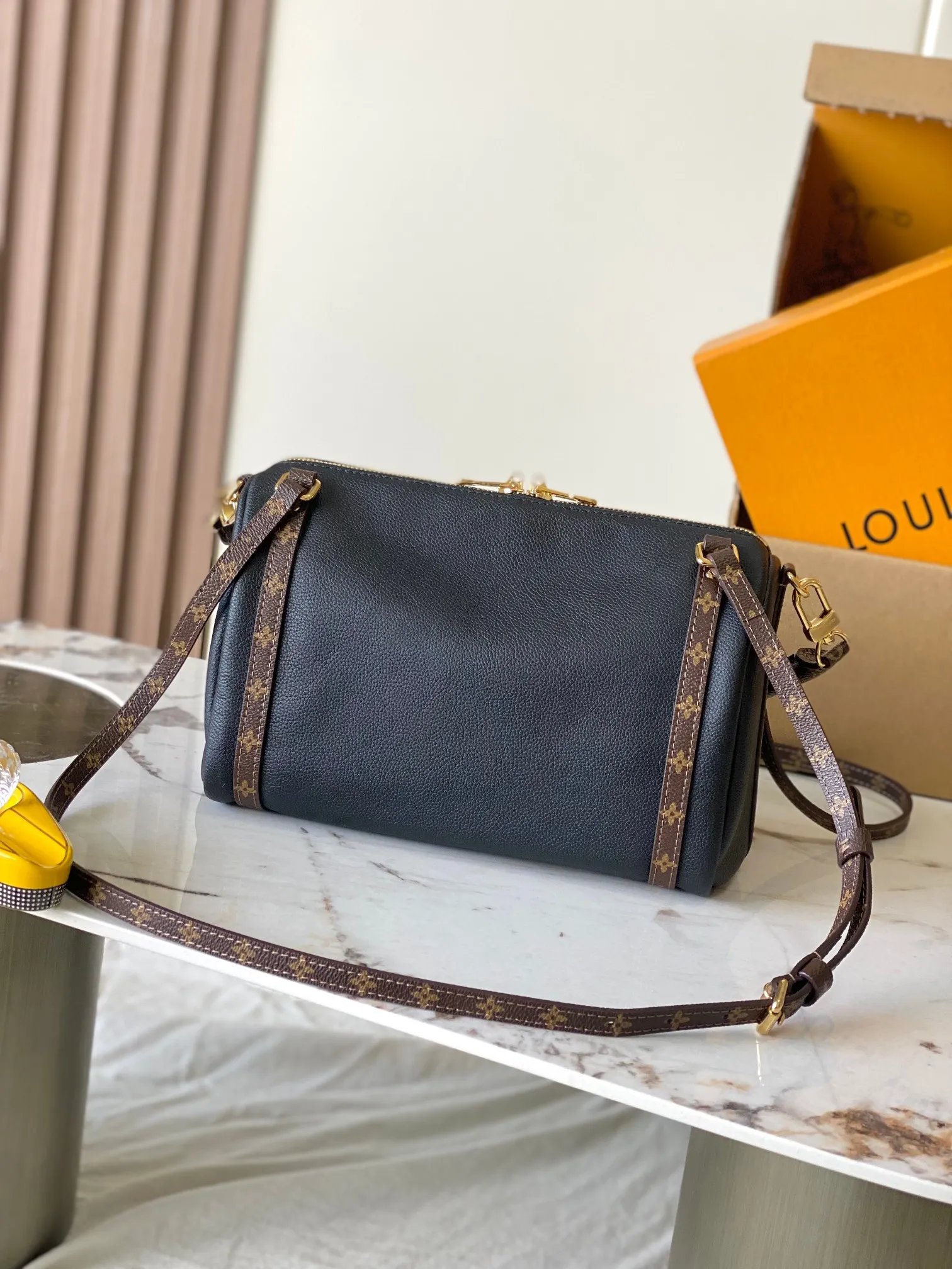 p1900 [Special grade MB original leather] EXPRESS small handbag Model: M26039 black 163C chip version Material: A-grade all-steel hardware, imported original cowhide Packing: full set of original duty-free MB packaging Size: 17*13.5*26CM