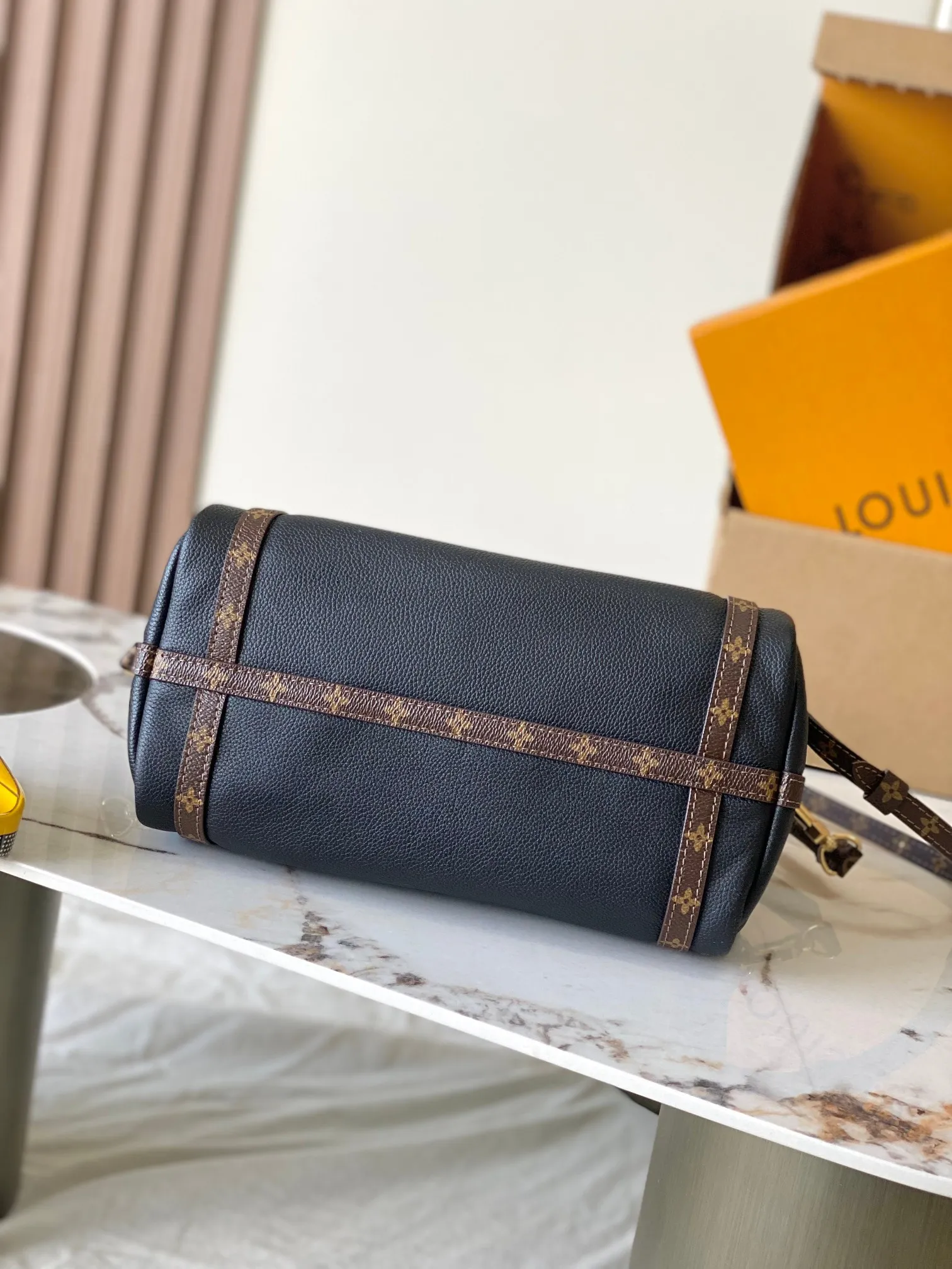 p1900 [Special grade MB original leather] EXPRESS small handbag Model: M26039 black 163C chip version Material: A-grade all-steel hardware, imported original cowhide Packing: full set of original duty-free MB packaging Size: 17*13.5*26CM