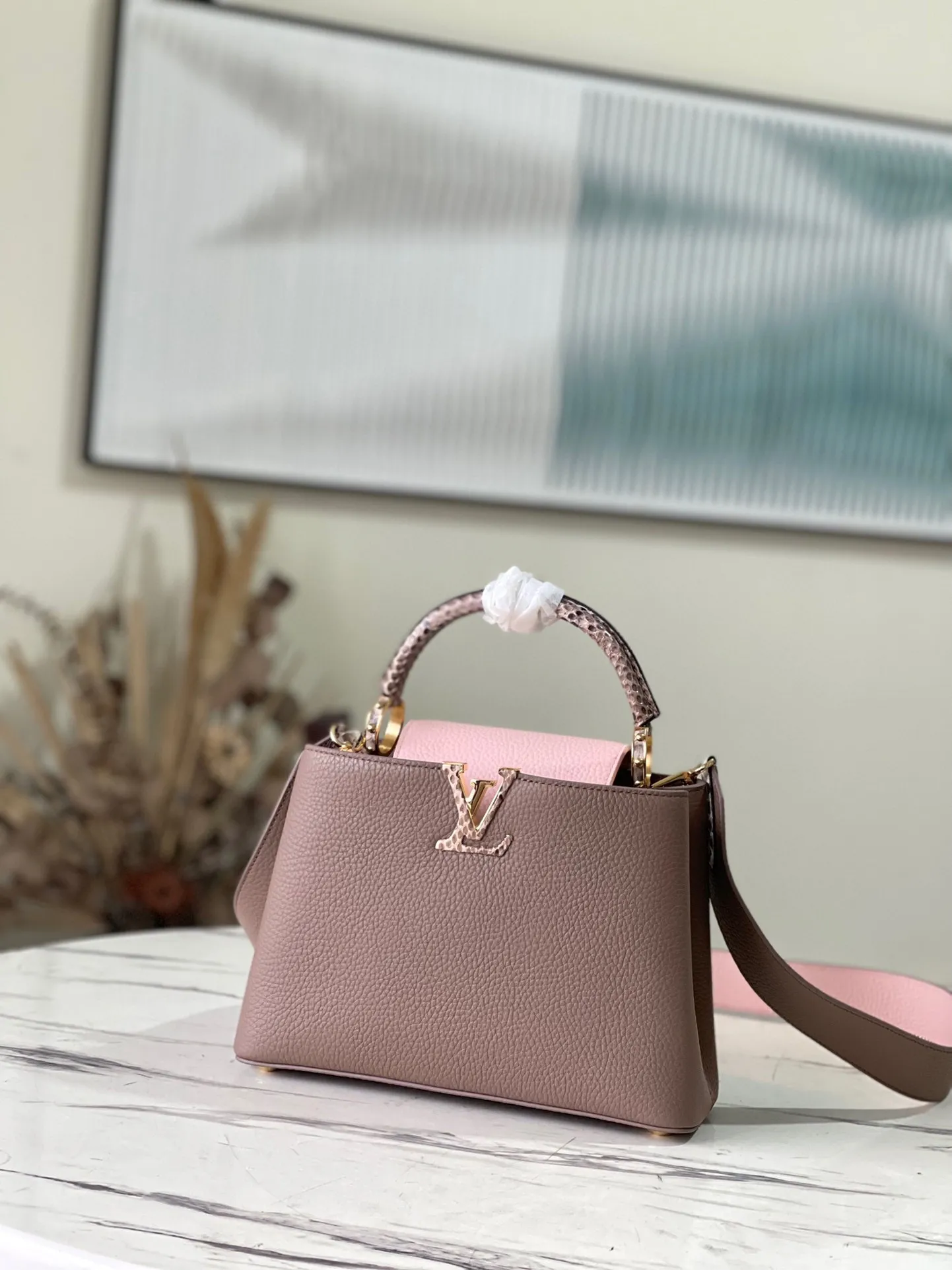 💰2300 (Special Grade Original Leather) M99336 Color Matching Small CAPUCINES Handbag with Python Gold Buckle The spring Capucines BB handbag is dipped in pastel tones, and the handles and logo release the exotic feel of python skin. The removable wide shoulder strap and top handle allow for a variety of carrying options, making it ideal for day and night situations. Detailed features27.0 x 18.0 x 9.0 cm