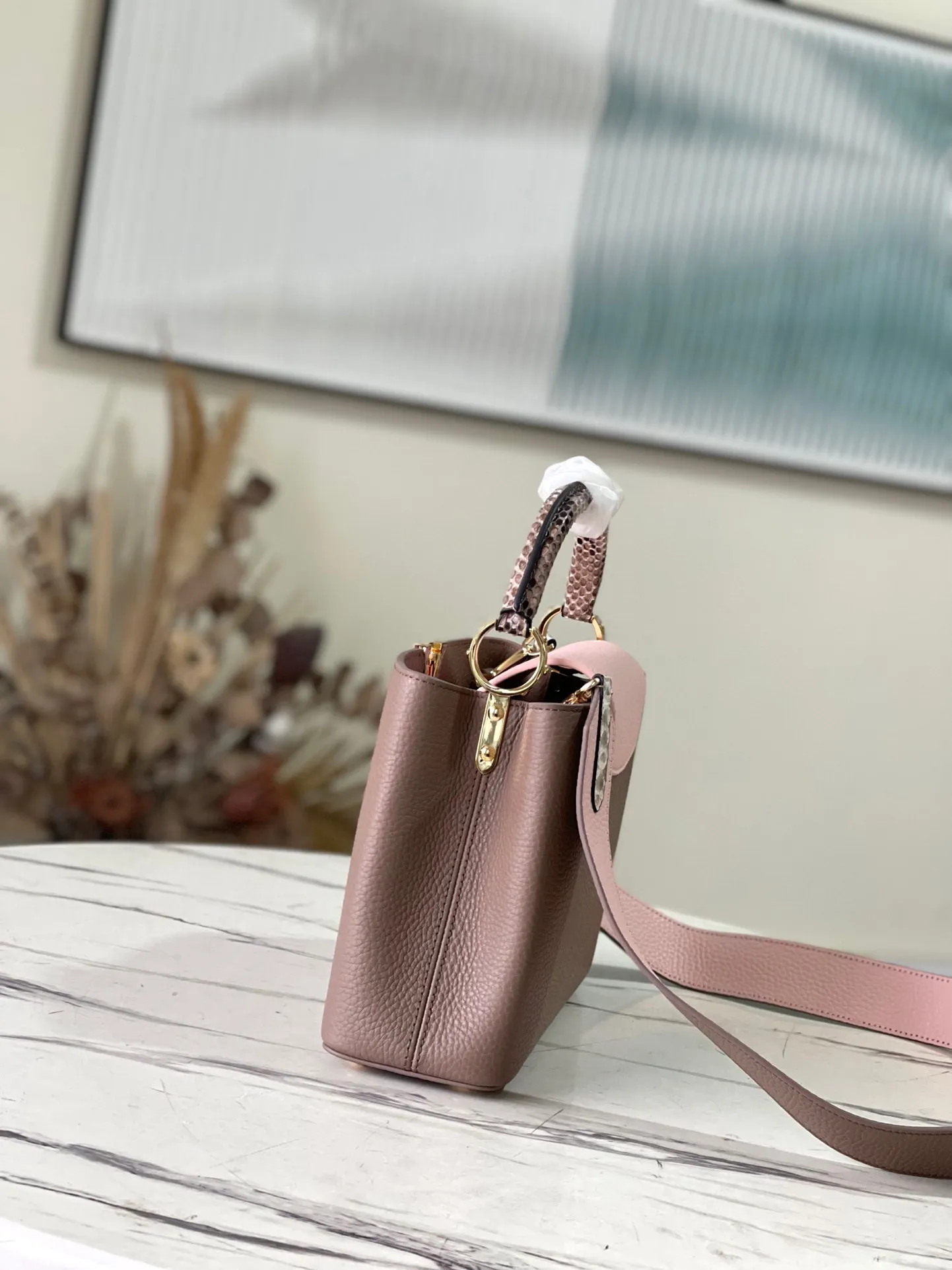 💰2300 (Special Grade Original Leather) M99336 Color Matching Small CAPUCINES Handbag with Python Gold Buckle The spring Capucines BB handbag is dipped in pastel tones, and the handles and logo release the exotic feel of python skin. The removable wide shoulder strap and top handle allow for a variety of carrying options, making it ideal for day and night situations. Detailed features27.0 x 18.0 x 9.0 cm