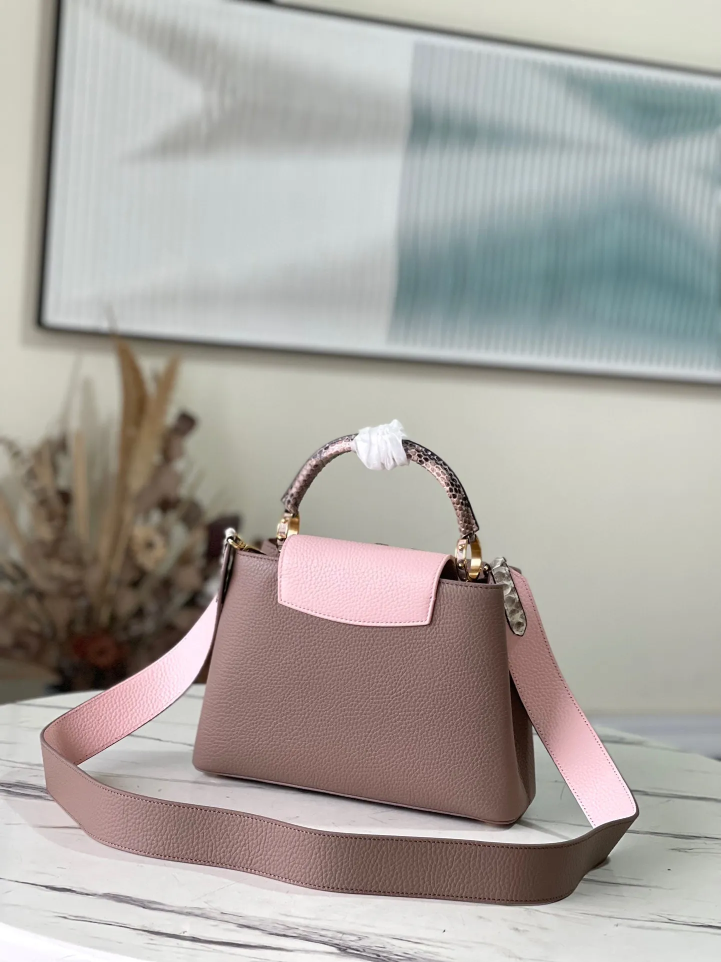 💰2300 (Special Grade Original Leather) M99336 Color Matching Small CAPUCINES Handbag with Python Gold Buckle The spring Capucines BB handbag is dipped in pastel tones, and the handles and logo release the exotic feel of python skin. The removable wide shoulder strap and top handle allow for a variety of carrying options, making it ideal for day and night situations. Detailed features27.0 x 18.0 x 9.0 cm