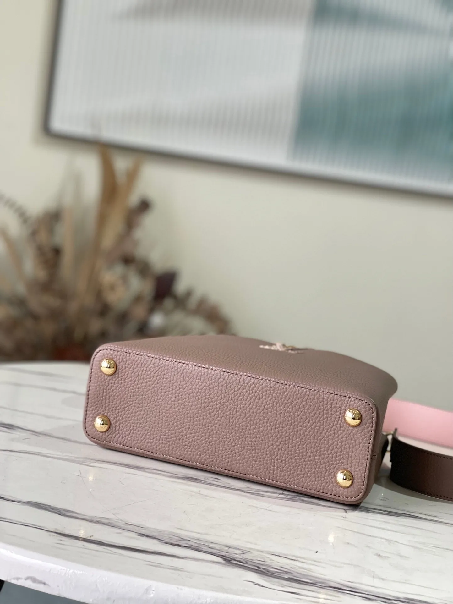 💰2300 (Special Grade Original Leather) M99336 Color Matching Small CAPUCINES Handbag with Python Gold Buckle The spring Capucines BB handbag is dipped in pastel tones, and the handles and logo release the exotic feel of python skin. The removable wide shoulder strap and top handle allow for a variety of carrying options, making it ideal for day and night situations. Detailed features27.0 x 18.0 x 9.0 cm