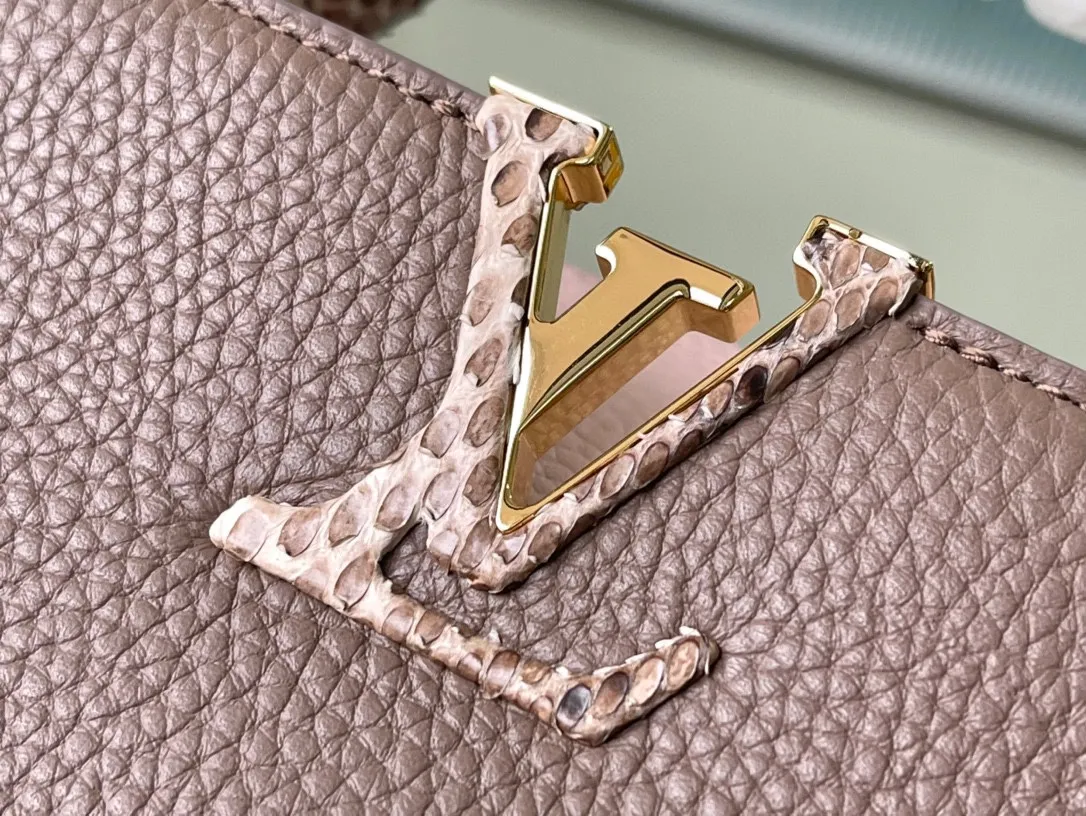 💰2300 (Special Grade Original Leather) M99336 Color Matching Small CAPUCINES Handbag with Python Gold Buckle The spring Capucines BB handbag is dipped in pastel tones, and the handles and logo release the exotic feel of python skin. The removable wide shoulder strap and top handle allow for a variety of carrying options, making it ideal for day and night situations. Detailed features27.0 x 18.0 x 9.0 cm