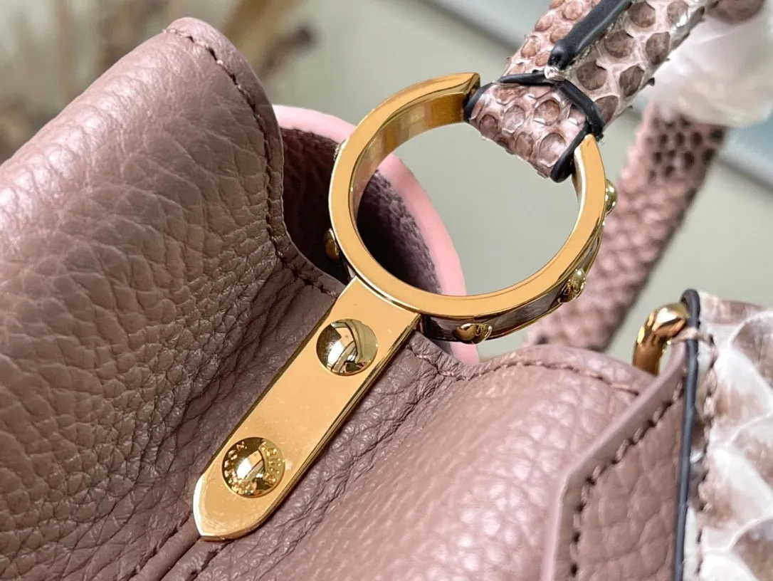 💰2300 (Special Grade Original Leather) M99336 Color Matching Small CAPUCINES Handbag with Python Gold Buckle The spring Capucines BB handbag is dipped in pastel tones, and the handles and logo release the exotic feel of python skin. The removable wide shoulder strap and top handle allow for a variety of carrying options, making it ideal for day and night situations. Detailed features27.0 x 18.0 x 9.0 cm
