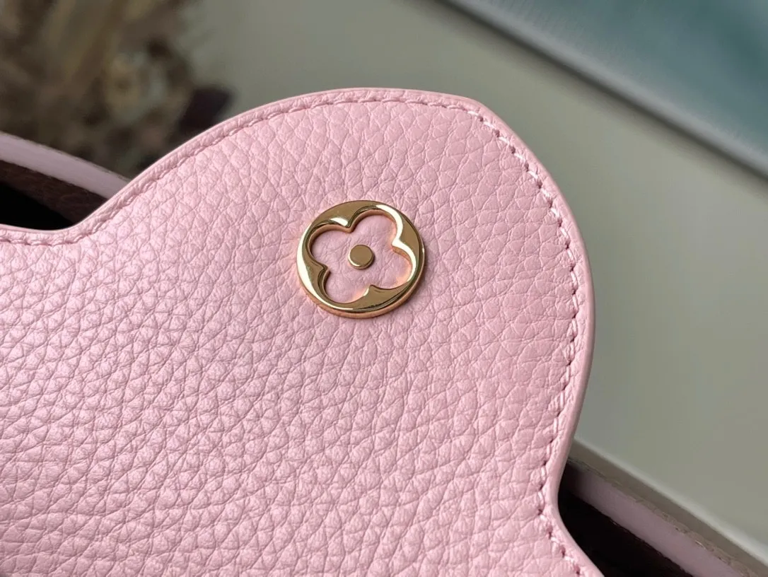 💰2300 (Special Grade Original Leather) M99336 Color Matching Small CAPUCINES Handbag with Python Gold Buckle The spring Capucines BB handbag is dipped in pastel tones, and the handles and logo release the exotic feel of python skin. The removable wide shoulder strap and top handle allow for a variety of carrying options, making it ideal for day and night situations. Detailed features27.0 x 18.0 x 9.0 cm