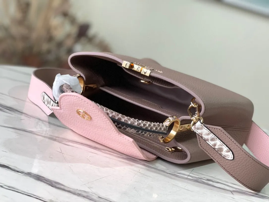 💰2300 (Special Grade Original Leather) M99336 Color Matching Small CAPUCINES Handbag with Python Gold Buckle The spring Capucines BB handbag is dipped in pastel tones, and the handles and logo release the exotic feel of python skin. The removable wide shoulder strap and top handle allow for a variety of carrying options, making it ideal for day and night situations. Detailed features27.0 x 18.0 x 9.0 cm