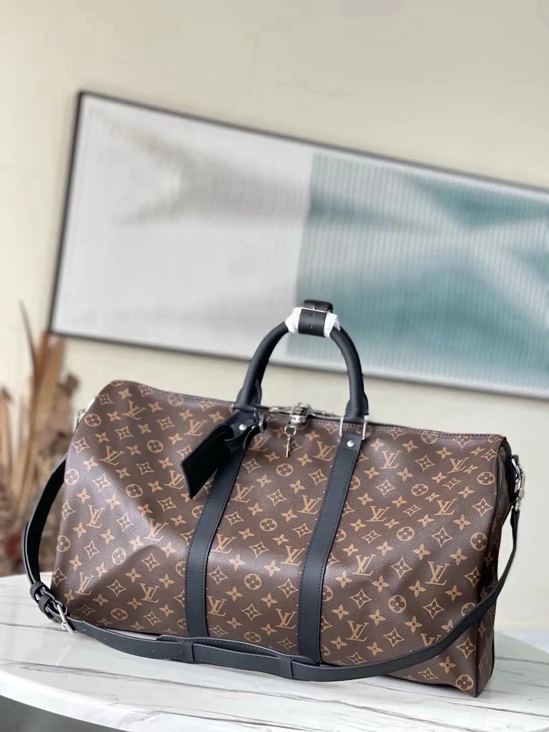 💰1000 (50 size) top original order M56710 presbyopic black leather, spacious capacity, flexible use. Durable, safe and reliable. Fashionable style, mature and stable. Features a secure double zipper and padlock, making it perfect for business or pleasure. Dimensions: 50 × 29 × 22 cm.