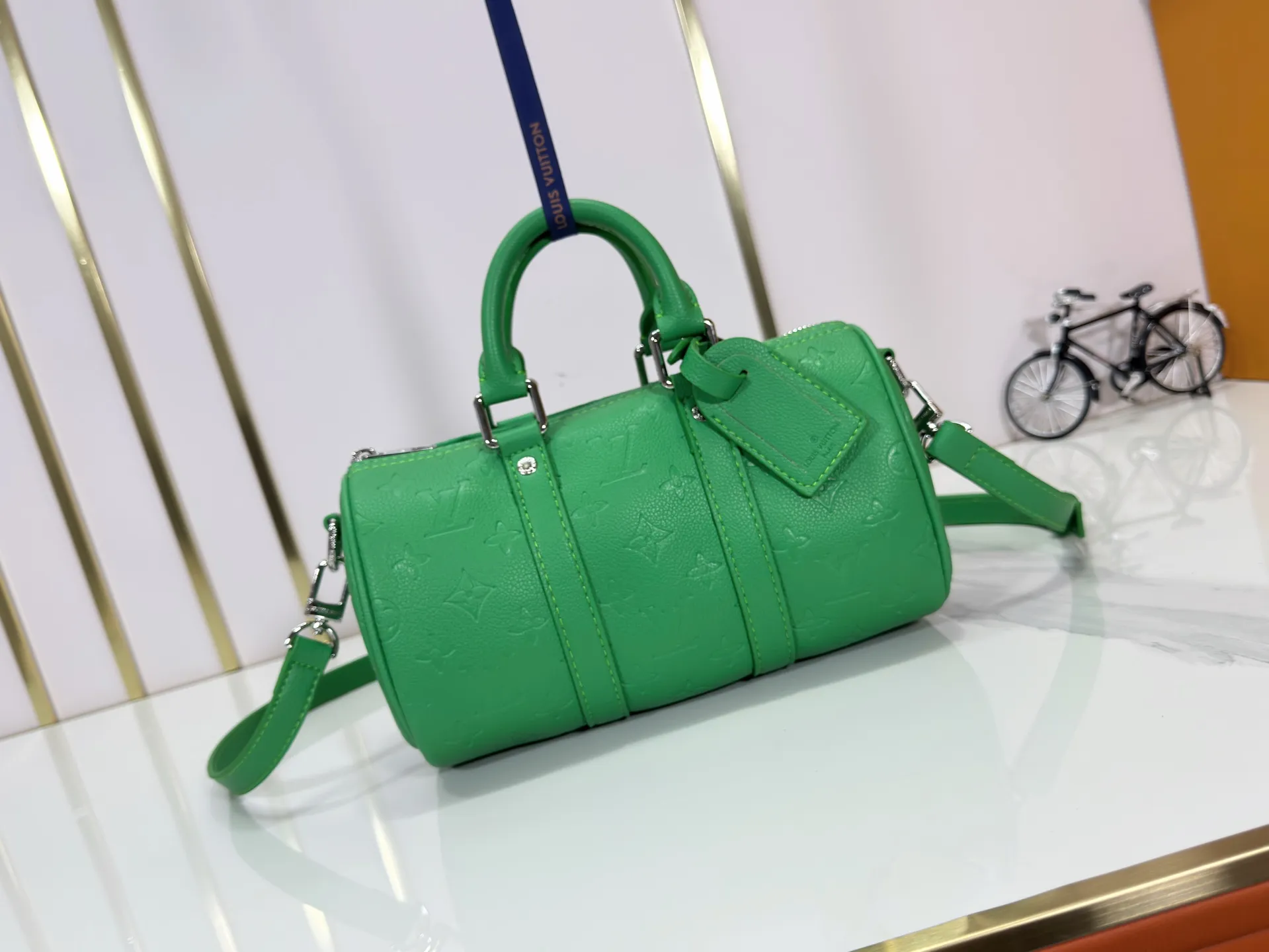 P220 upgraded original M26055 M24434 M46271 This Keepall 25 handbag is made of Monogram Eclipse Reverse canvas, showing an elegant reinterpretation of Louis Vuitton's classic pattern. Reinforced straps and leather name tags are signature elements of the Keepall collection, while a zipper closure keeps personal items safe and secure. Dimensions: 25.0 x 15.0 x 11.0 cm (length x height x width)
