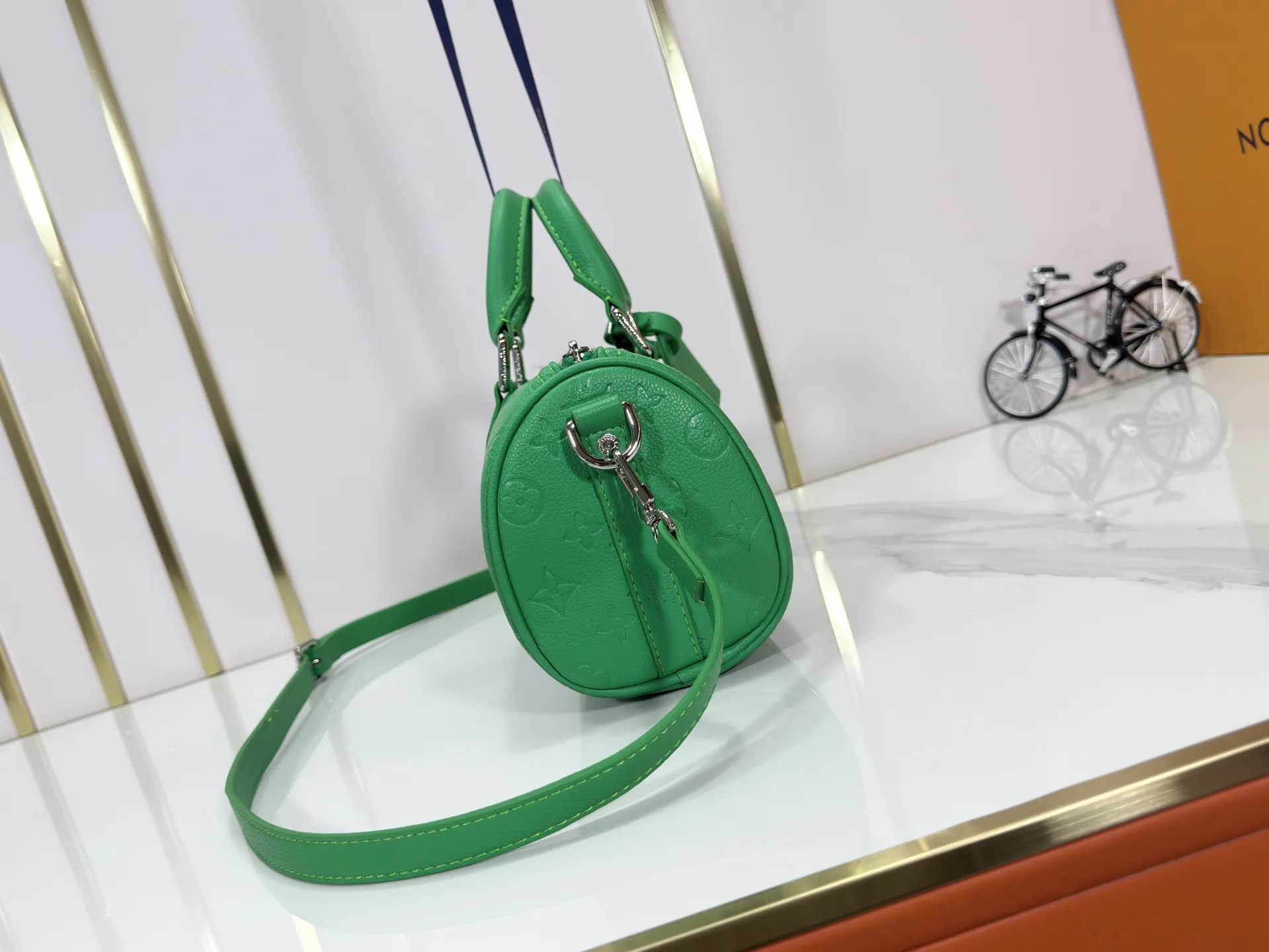 P220 upgraded original M26055 M24434 M46271 This Keepall 25 handbag is made of Monogram Eclipse Reverse canvas, showing an elegant reinterpretation of Louis Vuitton's classic pattern. Reinforced straps and leather name tags are signature elements of the Keepall collection, while a zipper closure keeps personal items safe and secure. Dimensions: 25.0 x 15.0 x 11.0 cm (length x height x width)