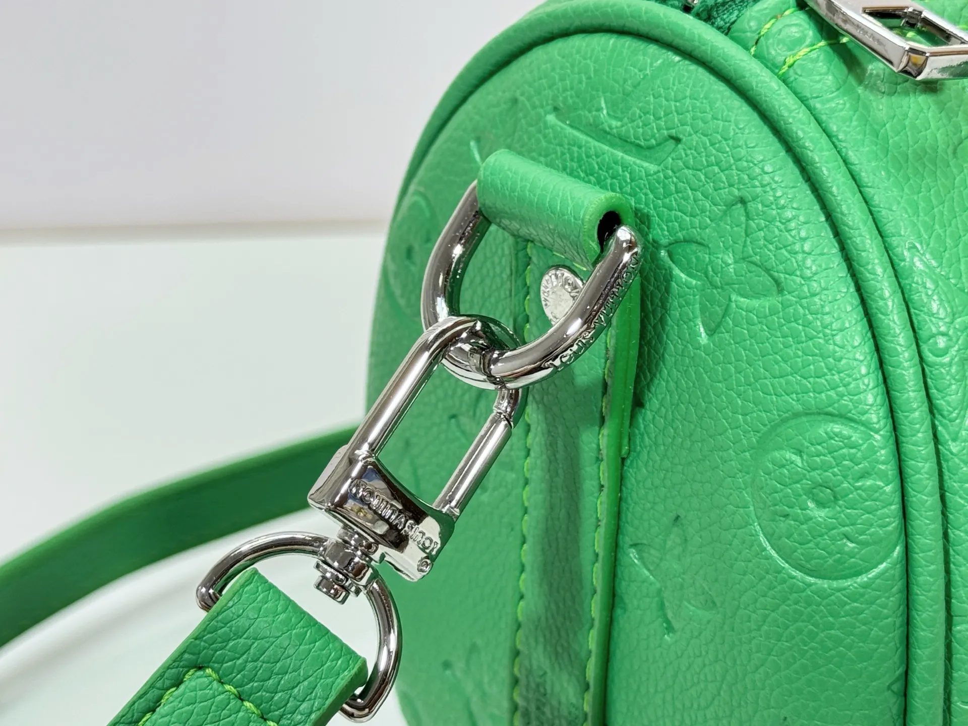 P220 upgraded original M26055 M24434 M46271 This Keepall 25 handbag is made of Monogram Eclipse Reverse canvas, showing an elegant reinterpretation of Louis Vuitton's classic pattern. Reinforced straps and leather name tags are signature elements of the Keepall collection, while a zipper closure keeps personal items safe and secure. Dimensions: 25.0 x 15.0 x 11.0 cm (length x height x width)