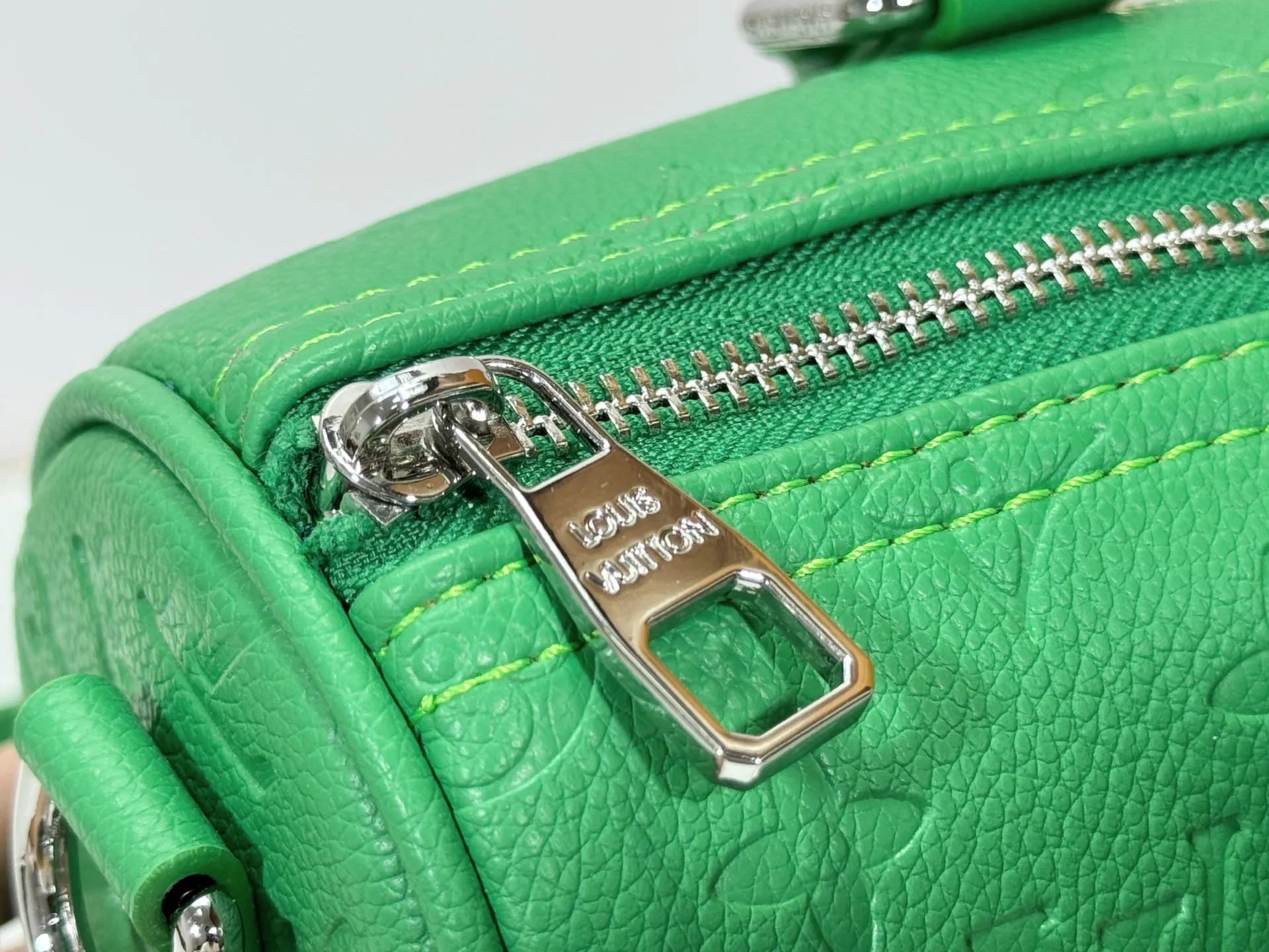P220 upgraded original M26055 M24434 M46271 This Keepall 25 handbag is made of Monogram Eclipse Reverse canvas, showing an elegant reinterpretation of Louis Vuitton's classic pattern. Reinforced straps and leather name tags are signature elements of the Keepall collection, while a zipper closure keeps personal items safe and secure. Dimensions: 25.0 x 15.0 x 11.0 cm (length x height x width)