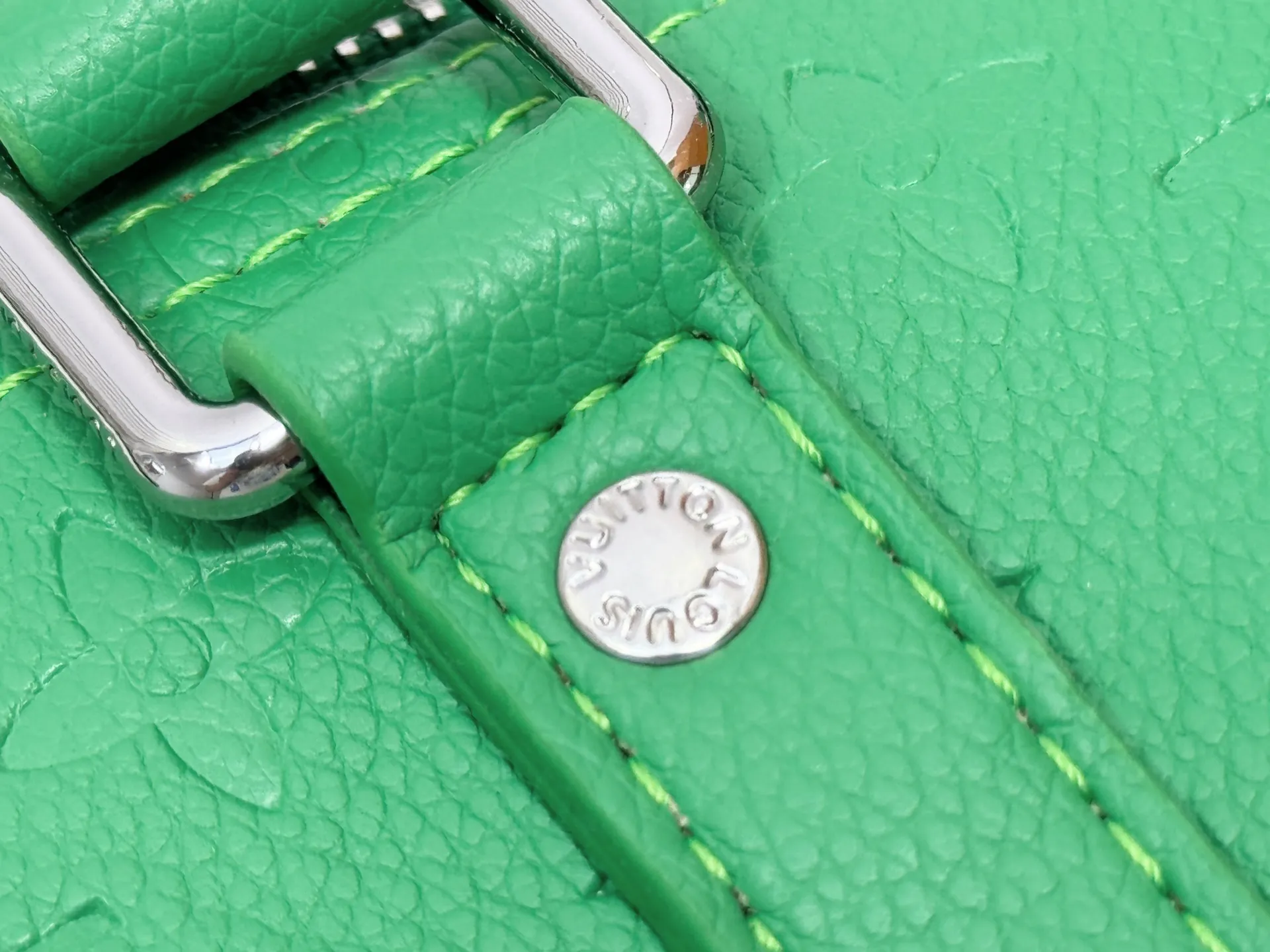 P220 upgraded original M26055 M24434 M46271 This Keepall 25 handbag is made of Monogram Eclipse Reverse canvas, showing an elegant reinterpretation of Louis Vuitton's classic pattern. Reinforced straps and leather name tags are signature elements of the Keepall collection, while a zipper closure keeps personal items safe and secure. Dimensions: 25.0 x 15.0 x 11.0 cm (length x height x width)