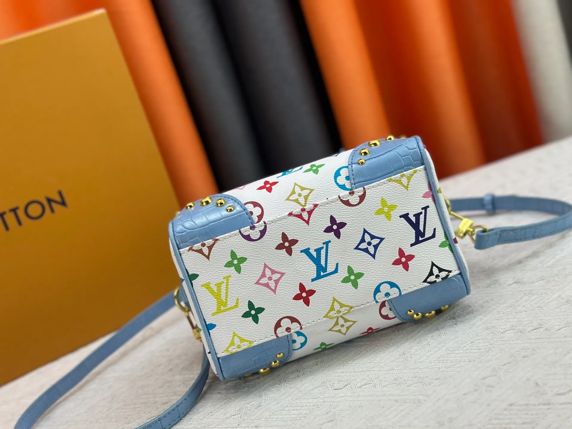 P260 Upgraded original crocodile pattern M13365 M58953 M46234 M46222 Speedy Bandoulière 20 handbag is made of soft coated canvas, and the full-length Monogram pattern is traced in colorful rainbow tones, highlighting the smart style of the Louis Vuitton x Murakami reissue series. The Toron handle and detachable shoulder strap are constructed of cow leather, the metal corners recall classic luggage elements, and the bow-shaped key bag and padlock add brand touches. Dimensions: 20.5 x 13.5 x 12.0 cm (length x height x width)
