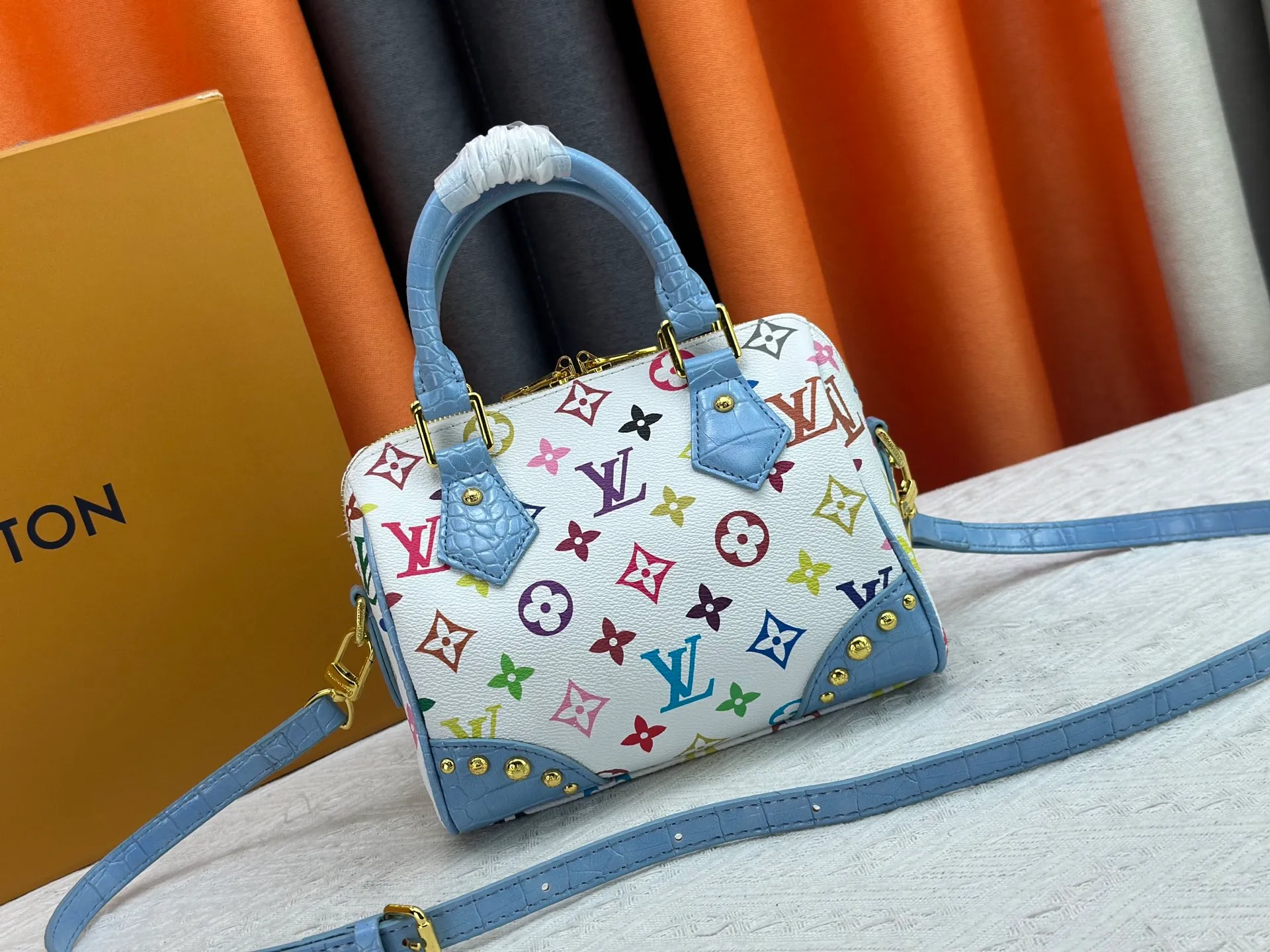 P260 Upgraded original crocodile pattern M13365 M58953 M46234 M46222 Speedy Bandoulière 20 handbag is made of soft coated canvas, and the full-length Monogram pattern is traced in colorful rainbow tones, highlighting the smart style of the Louis Vuitton x Murakami reissue series. The Toron handle and detachable shoulder strap are constructed of cow leather, the metal corners recall classic luggage elements, and the bow-shaped key bag and padlock add brand touches. Dimensions: 20.5 x 13.5 x 12.0 cm (length x height x width)