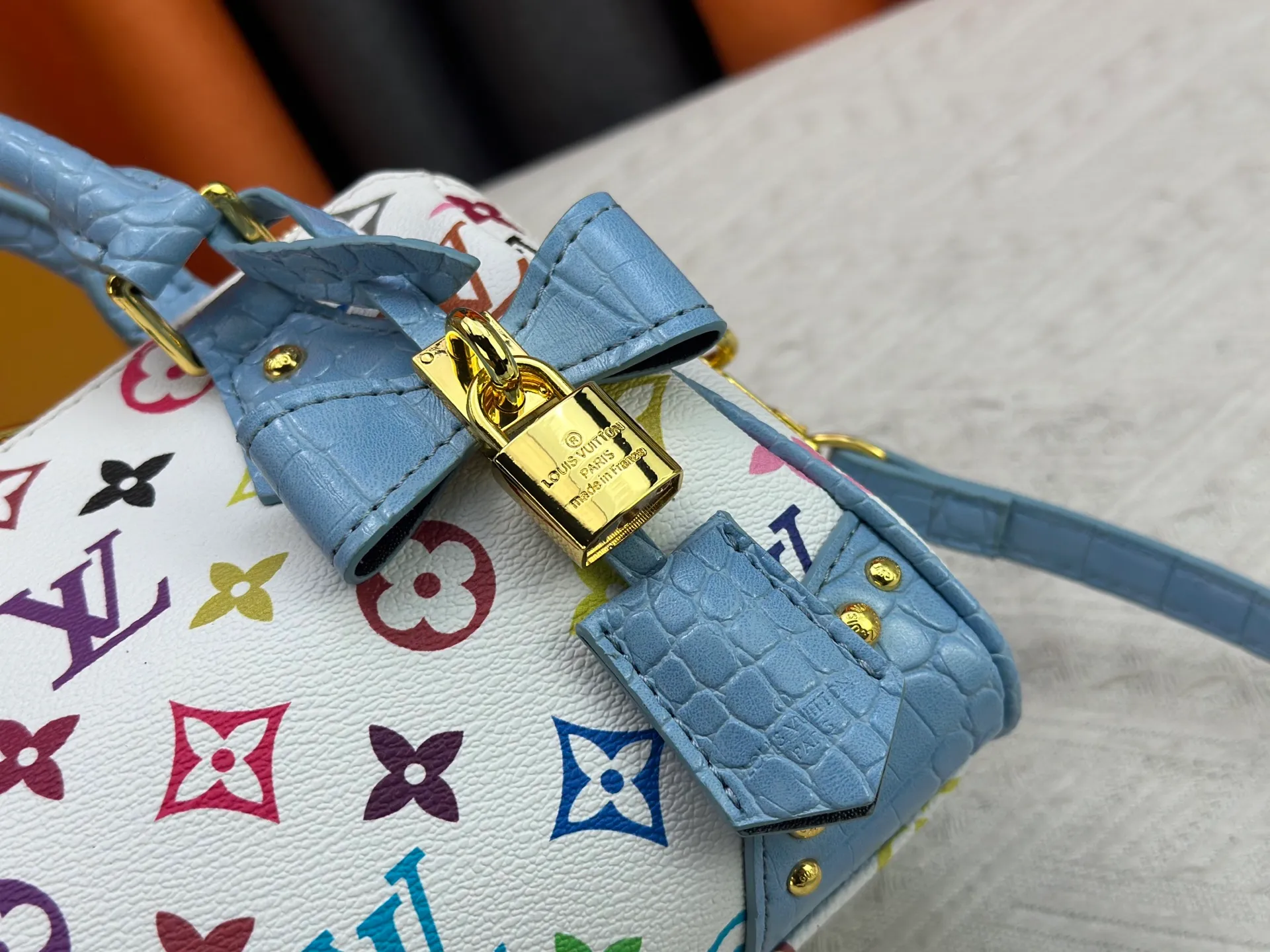 P260 Upgraded original crocodile pattern M13365 M58953 M46234 M46222 Speedy Bandoulière 20 handbag is made of soft coated canvas, and the full-length Monogram pattern is traced in colorful rainbow tones, highlighting the smart style of the Louis Vuitton x Murakami reissue series. The Toron handle and detachable shoulder strap are constructed of cow leather, the metal corners recall classic luggage elements, and the bow-shaped key bag and padlock add brand touches. Dimensions: 20.5 x 13.5 x 12.0 cm (length x height x width)
