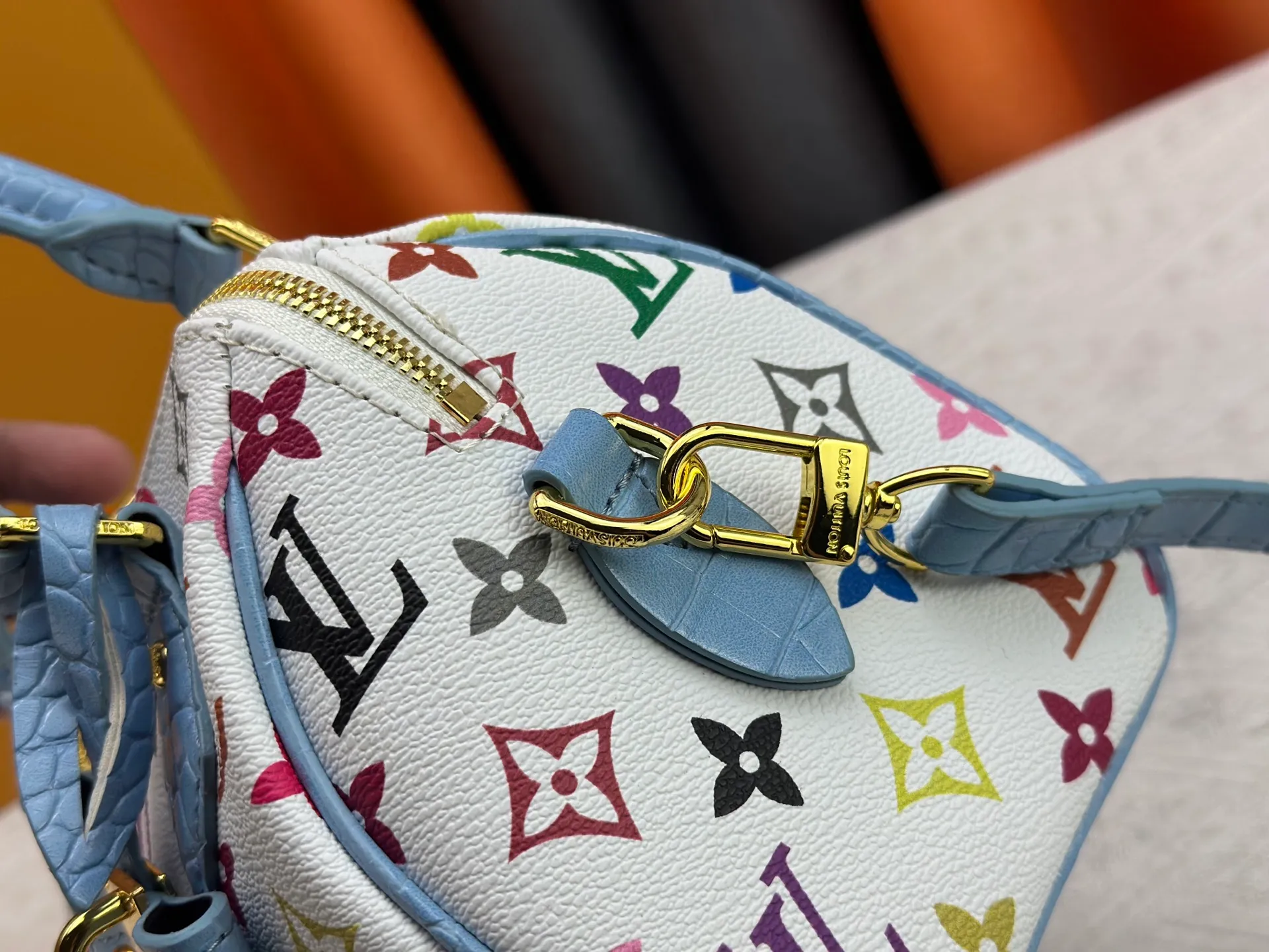 P260 Upgraded original crocodile pattern M13365 M58953 M46234 M46222 Speedy Bandoulière 20 handbag is made of soft coated canvas, and the full-length Monogram pattern is traced in colorful rainbow tones, highlighting the smart style of the Louis Vuitton x Murakami reissue series. The Toron handle and detachable shoulder strap are constructed of cow leather, the metal corners recall classic luggage elements, and the bow-shaped key bag and padlock add brand touches. Dimensions: 20.5 x 13.5 x 12.0 cm (length x height x width)