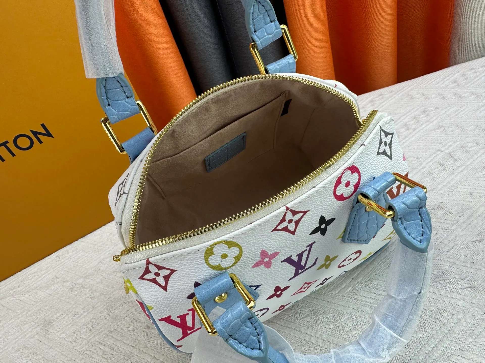 P260 Upgraded original crocodile pattern M13365 M58953 M46234 M46222 Speedy Bandoulière 20 handbag is made of soft coated canvas, and the full-length Monogram pattern is traced in colorful rainbow tones, highlighting the smart style of the Louis Vuitton x Murakami reissue series. The Toron handle and detachable shoulder strap are constructed of cow leather, the metal corners recall classic luggage elements, and the bow-shaped key bag and padlock add brand touches. Dimensions: 20.5 x 13.5 x 12.0 cm (length x height x width)