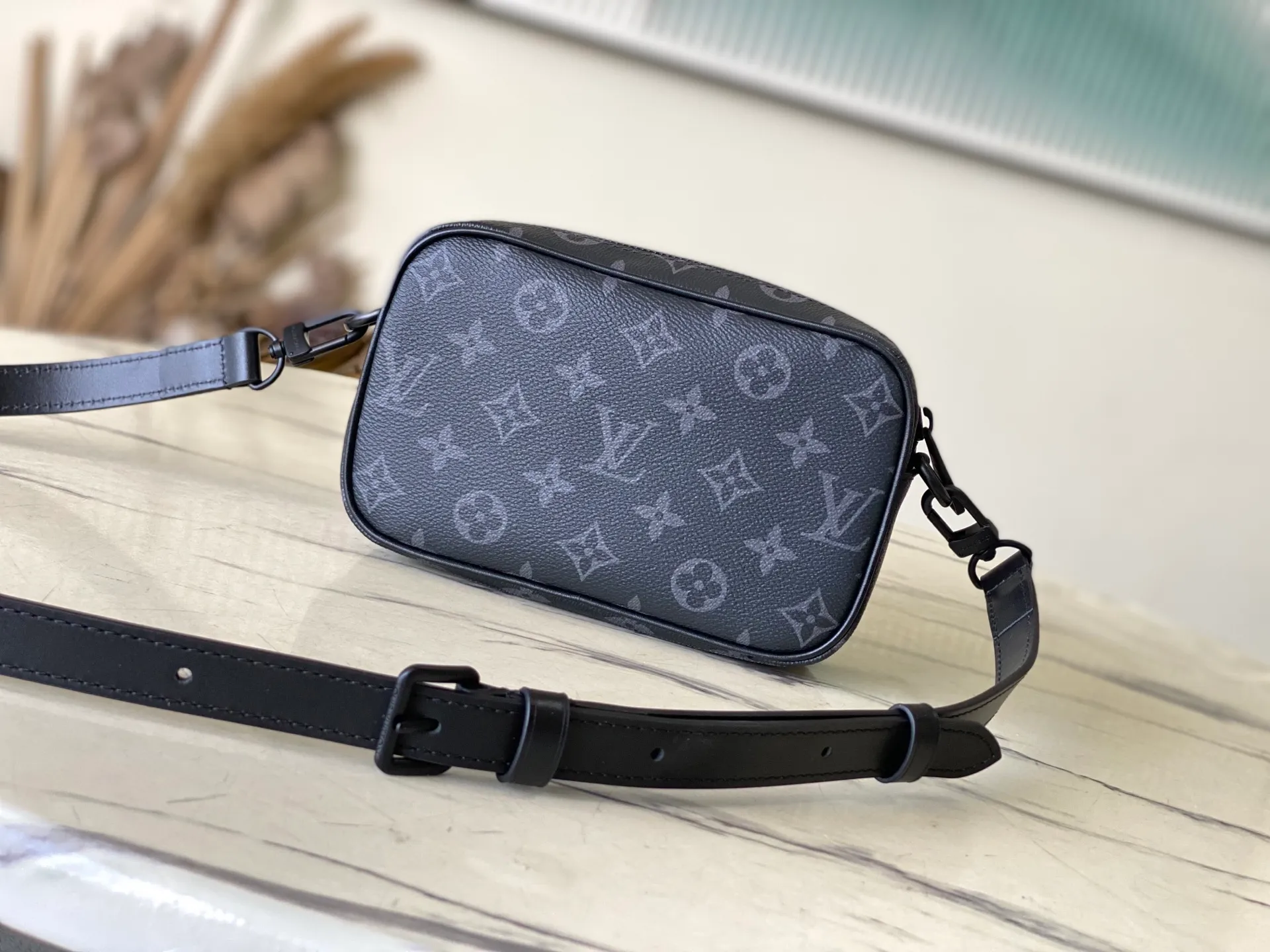 💰900 Top Original Order M14253 This Trocadero mini handbag is made of Monogram Eclipse coated canvas, with cow leather trim and dark metal parts, showing a calm style. Open the zipper to reveal a compact interior, and the interior patch pockets are designed with functional considerations in mind. Removable and adjustable shoulder strap for comfortable shoulder carry. Dimensions: 20 × 13 × 6.5 cm