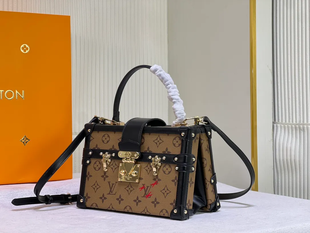 Batch 460💰Original upgrade quality M46309 Nicolas Ghesquières once again goes back to Louis Vuitton’s box-making tradition to create this Petite Malle V handbag. Monogram canvas is trimmed with leather, and the side gussets are V-shaped, creating a soft texture and ample space. Comes with Monogram zippered interior pocket secured by chain. Dimensions 24 x 16 x 13 cm (length x height x width)