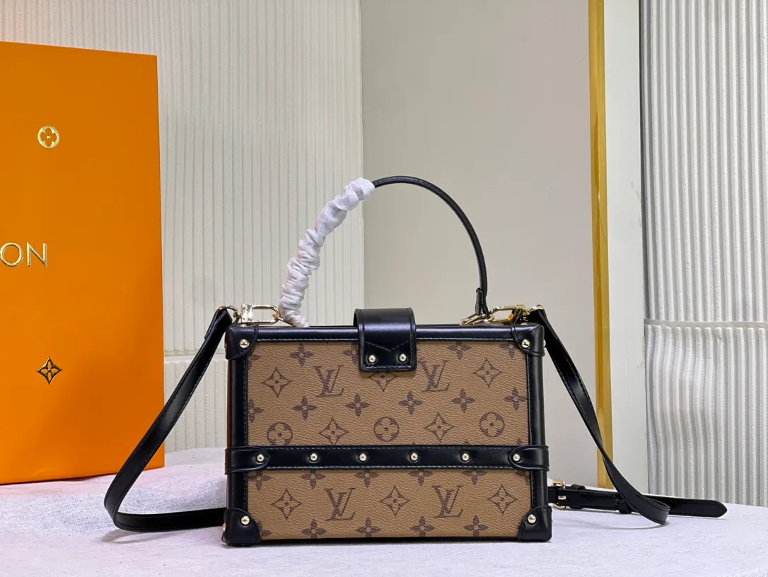 Batch 460💰Original upgrade quality M46309 Nicolas Ghesquières once again goes back to Louis Vuitton’s box-making tradition to create this Petite Malle V handbag. Monogram canvas is trimmed with leather, and the side gussets are V-shaped, creating a soft texture and ample space. Comes with Monogram zippered interior pocket secured by chain. Dimensions 24 x 16 x 13 cm (length x height x width)
