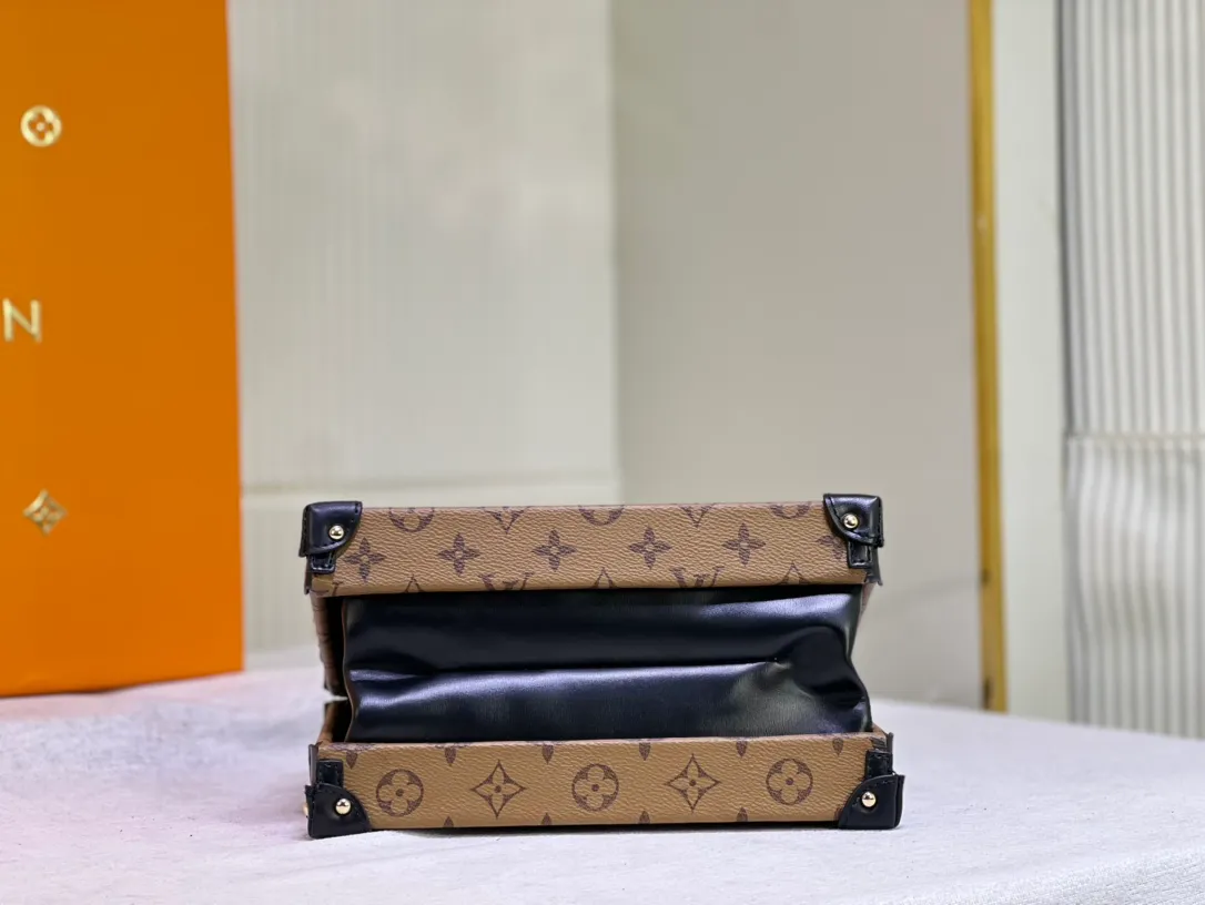 Batch 460💰Original upgrade quality M46309 Nicolas Ghesquières once again goes back to Louis Vuitton’s box-making tradition to create this Petite Malle V handbag. Monogram canvas is trimmed with leather, and the side gussets are V-shaped, creating a soft texture and ample space. Comes with Monogram zippered interior pocket secured by chain. Dimensions 24 x 16 x 13 cm (length x height x width)