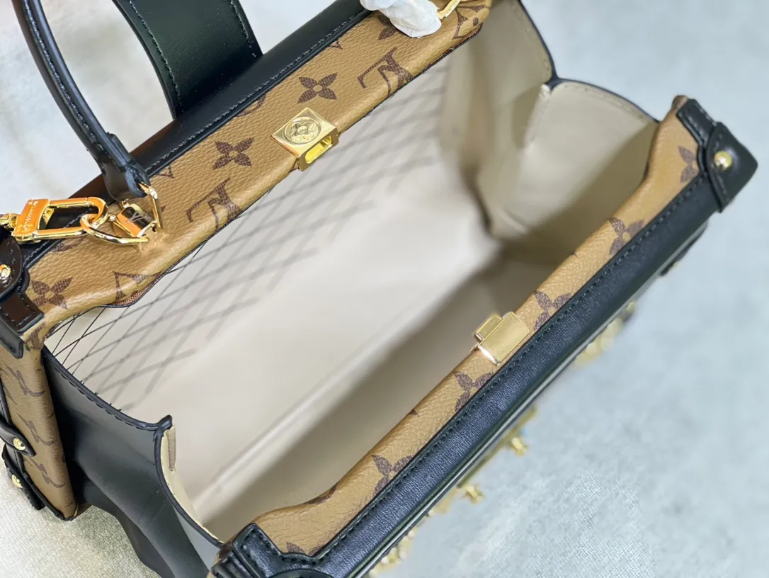 Batch 460💰Original upgrade quality M46309 Nicolas Ghesquières once again goes back to Louis Vuitton’s box-making tradition to create this Petite Malle V handbag. Monogram canvas is trimmed with leather, and the side gussets are V-shaped, creating a soft texture and ample space. Comes with Monogram zippered interior pocket secured by chain. Dimensions 24 x 16 x 13 cm (length x height x width)