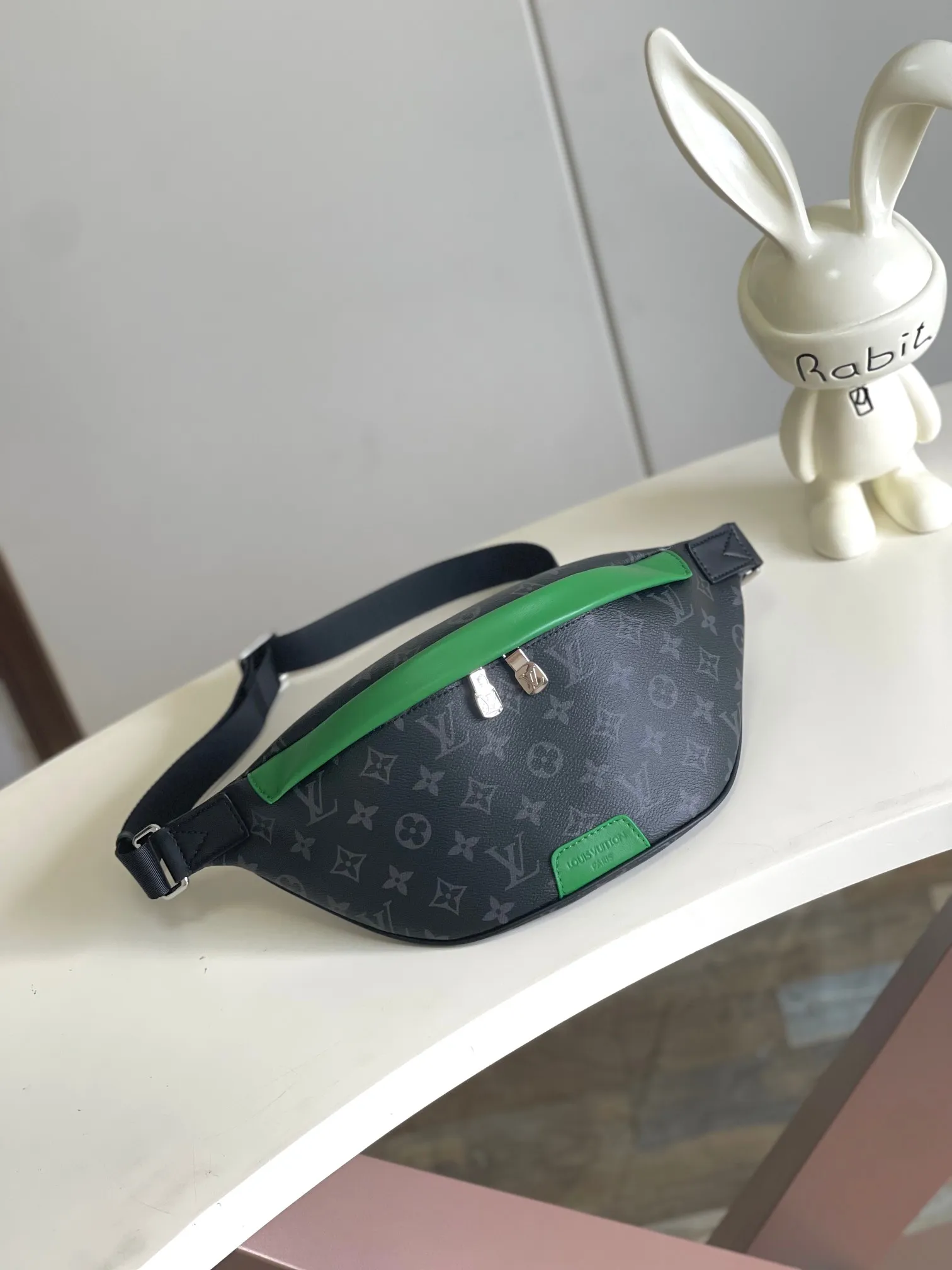 💰760 Top original single real shot] Semi-steel 163 chip M25924 green exclusive real shot This Discovery waist bag is made of Monogram Eclipse canvas, which combines casual fashion and modern functionality. The shape is ergonomic and equipped with an adjustable strap, which can be worn around the waist, carried on the shoulder or hung casually on the chest. Zippered pockets on the front and back provide easy access to your phone, cards and keys. Dimensions: 44 x 15 x 9 xerox