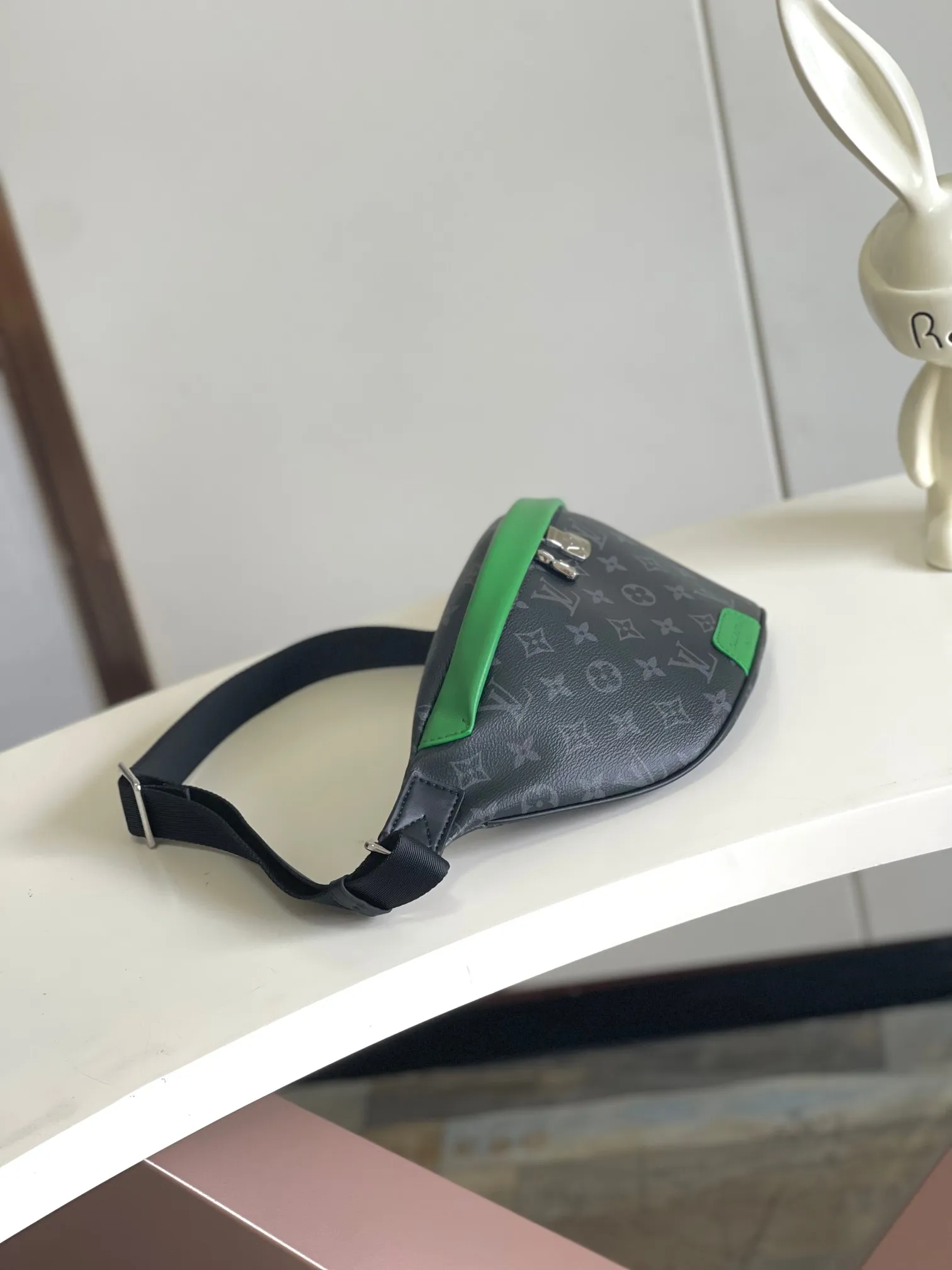💰760 Top original single real shot] Semi-steel 163 chip M25924 green exclusive real shot This Discovery waist bag is made of Monogram Eclipse canvas, which combines casual fashion and modern functionality. The shape is ergonomic and equipped with an adjustable strap, which can be worn around the waist, carried on the shoulder or hung casually on the chest. Zippered pockets on the front and back provide easy access to your phone, cards and keys. Dimensions: 44 x 15 x 9 xerox