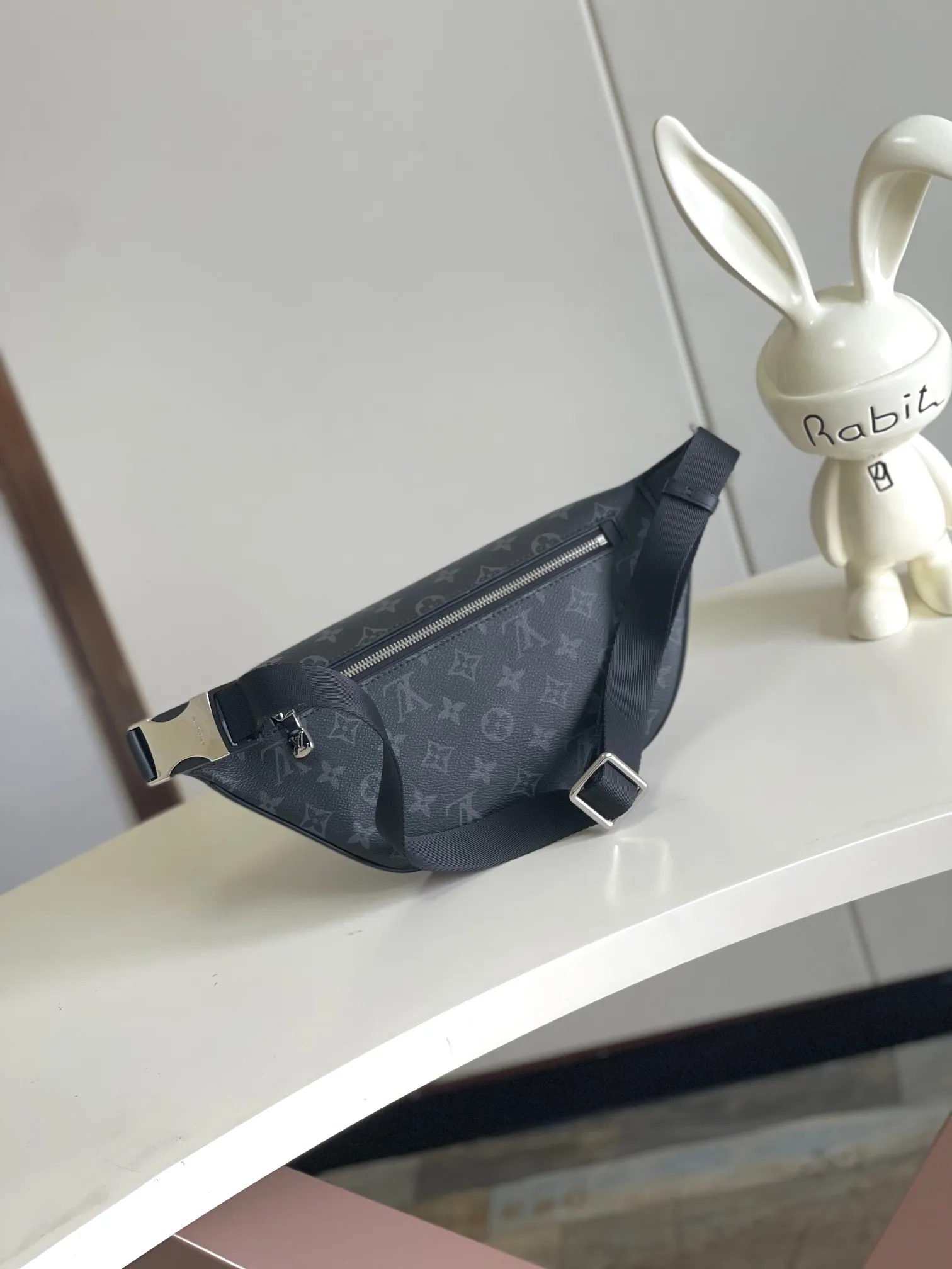 💰760 Top original single real shot] Semi-steel 163 chip M25924 green exclusive real shot This Discovery waist bag is made of Monogram Eclipse canvas, which combines casual fashion and modern functionality. The shape is ergonomic and equipped with an adjustable strap, which can be worn around the waist, carried on the shoulder or hung casually on the chest. Zippered pockets on the front and back provide easy access to your phone, cards and keys. Dimensions: 44 x 15 x 9 xerox