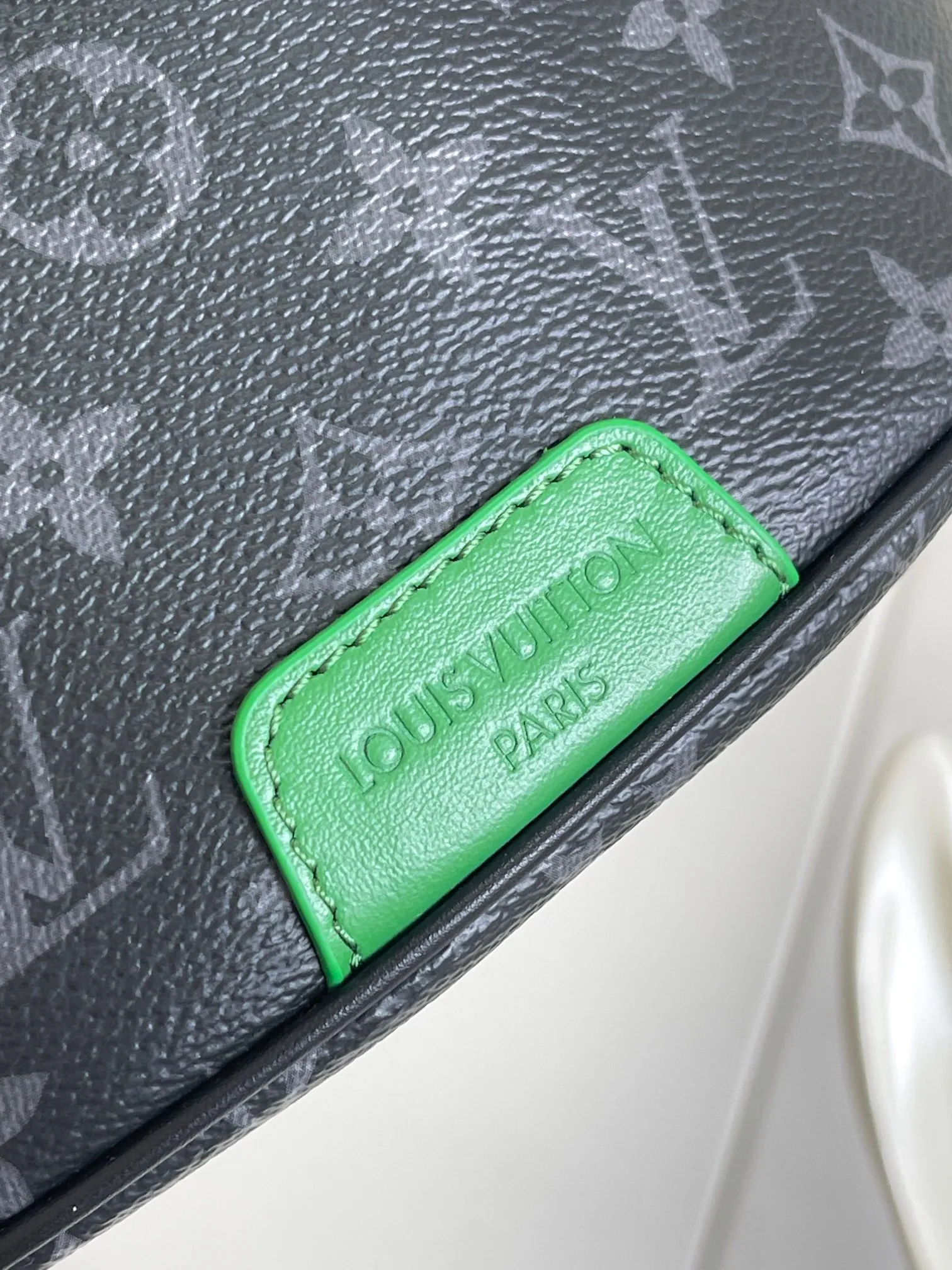 💰760 Top original single real shot] Semi-steel 163 chip M25924 green exclusive real shot This Discovery waist bag is made of Monogram Eclipse canvas, which combines casual fashion and modern functionality. The shape is ergonomic and equipped with an adjustable strap, which can be worn around the waist, carried on the shoulder or hung casually on the chest. Zippered pockets on the front and back provide easy access to your phone, cards and keys. Dimensions: 44 x 15 x 9 xerox